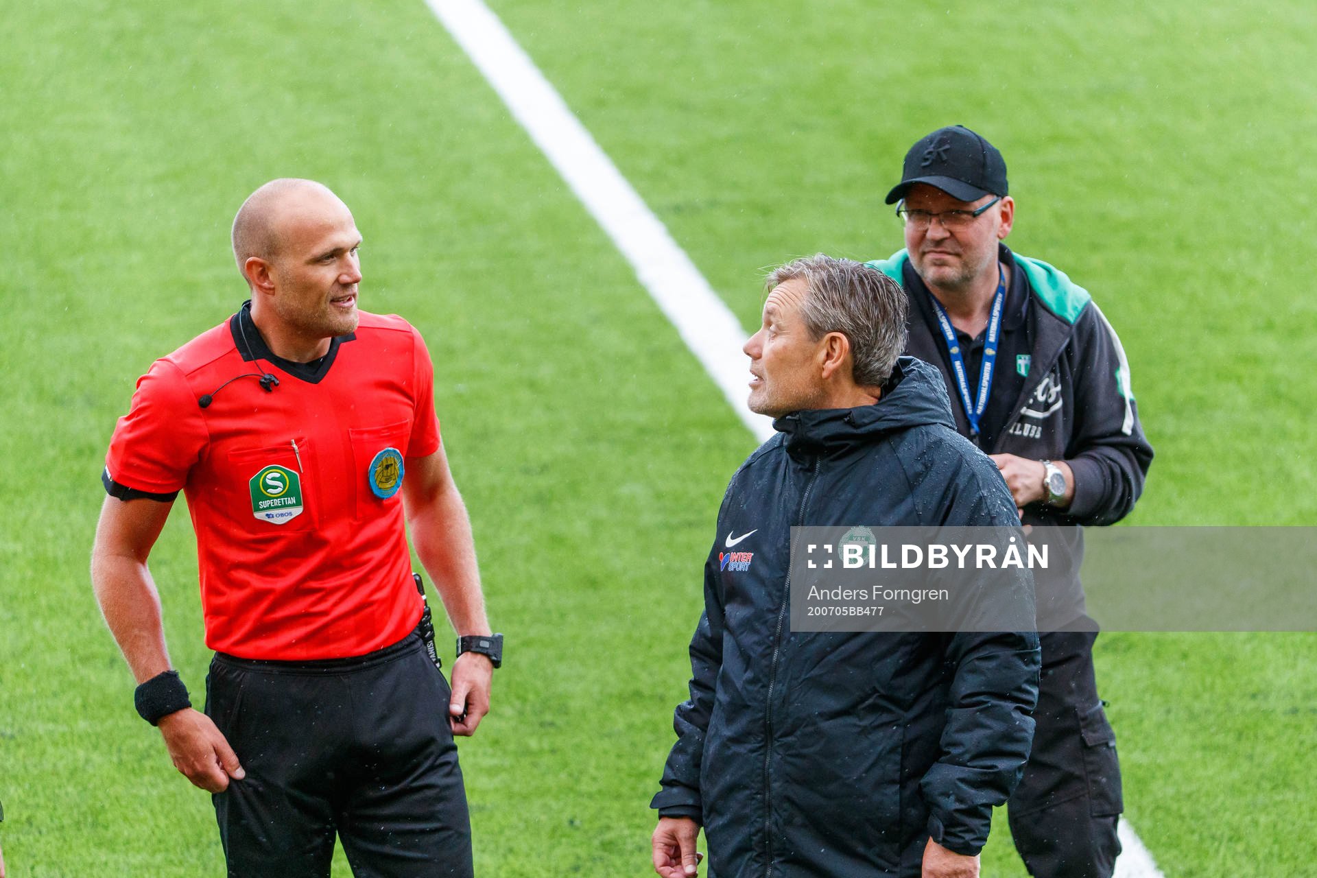 Västerås tränare Thomas Askebrand i diskussion med domare Patrik Eriksson efter fotbollsmatchen i Superettan mellan Västerås SK och GAIS den 5 juli 2020 i Västerås.