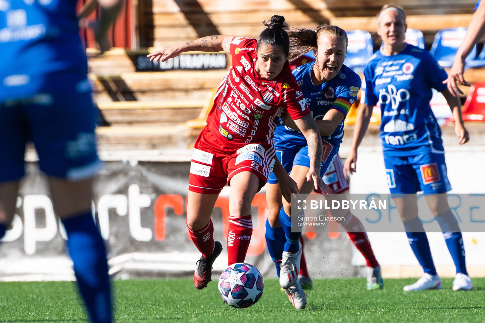 Piteås Fernanda Da Silva och Örebros Frida Abrahamsson under fotbollsmatchen i Damallsvenskan mellan Piteå och Örebro den 5 juli 2020 i Piteå.