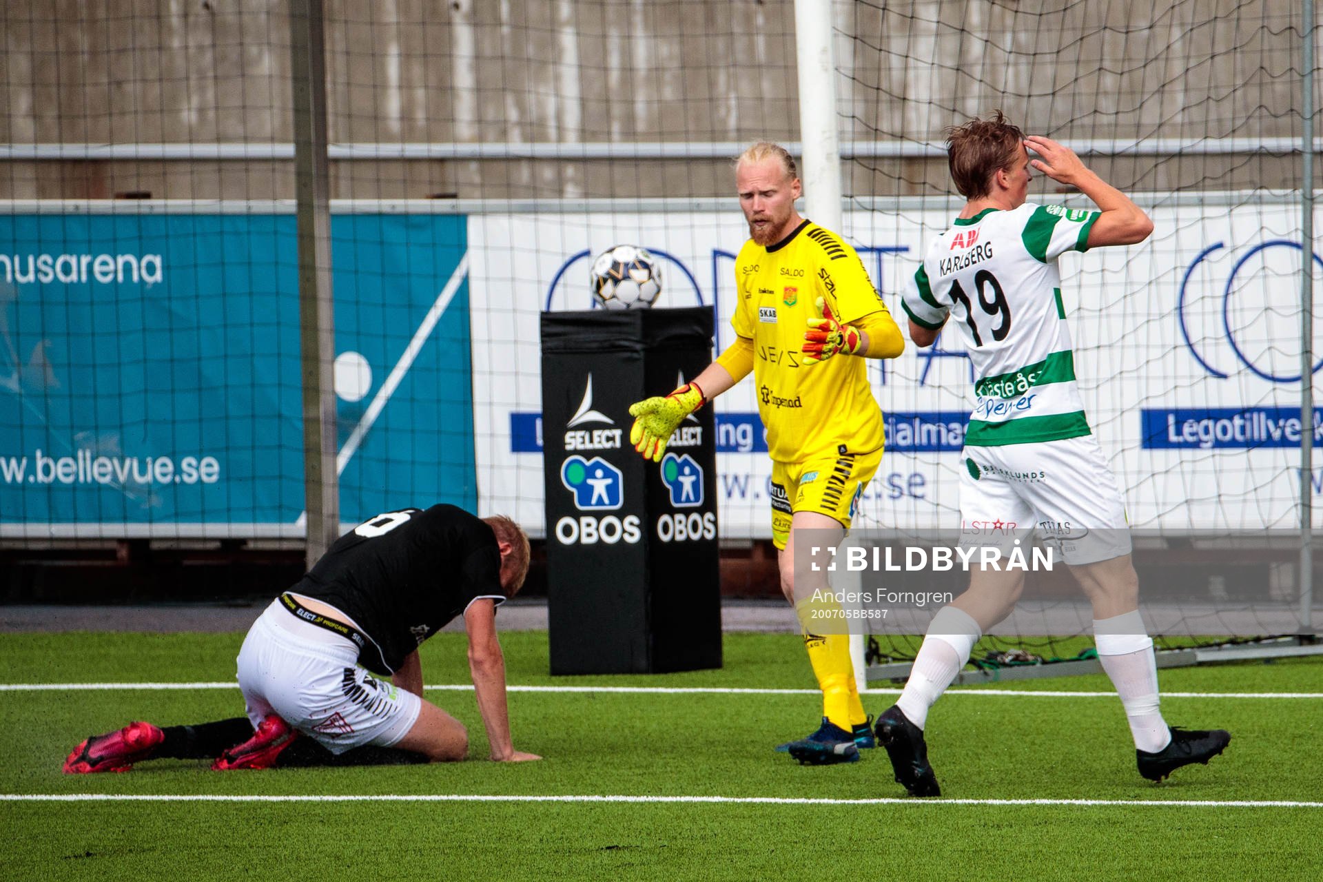 GAIS Carl Elfgren Nyström och målvakt Mathias Karlsson,