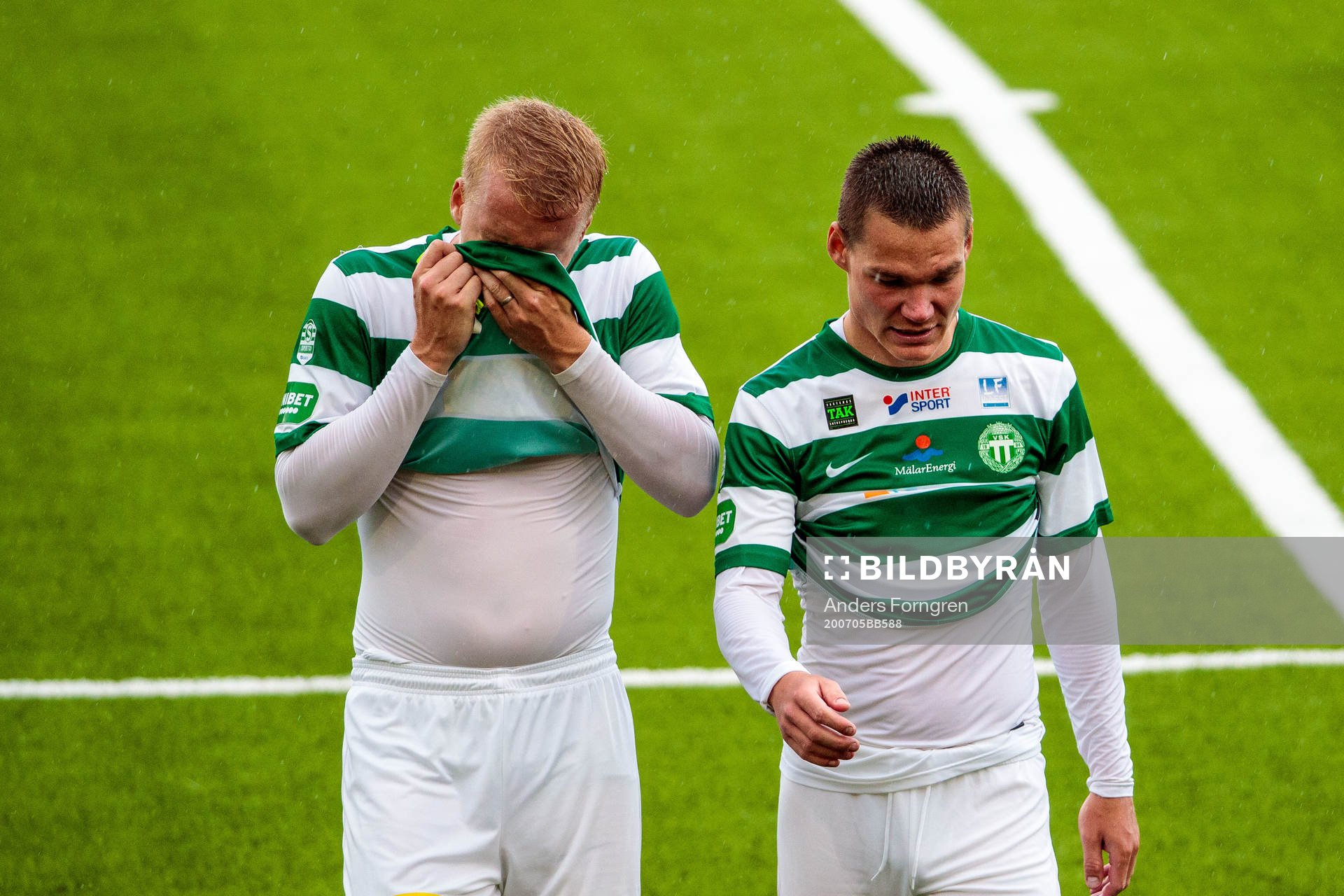 Västerås Simon Johansson och Jesper Florén efter fotbollsmatchen i Superettan  mellan Västerås SK och GAIS den 5 juli 2020 i Västerås.