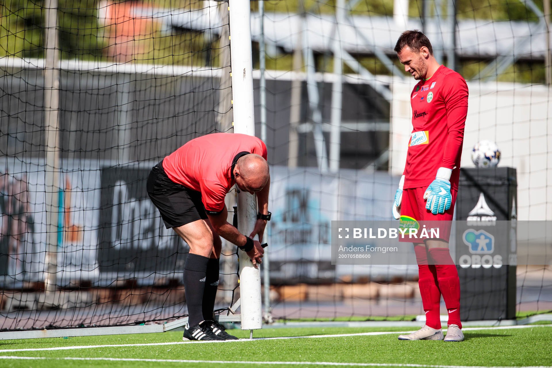 domare  Patrik Eriksson och Västerås målvakt Anton
