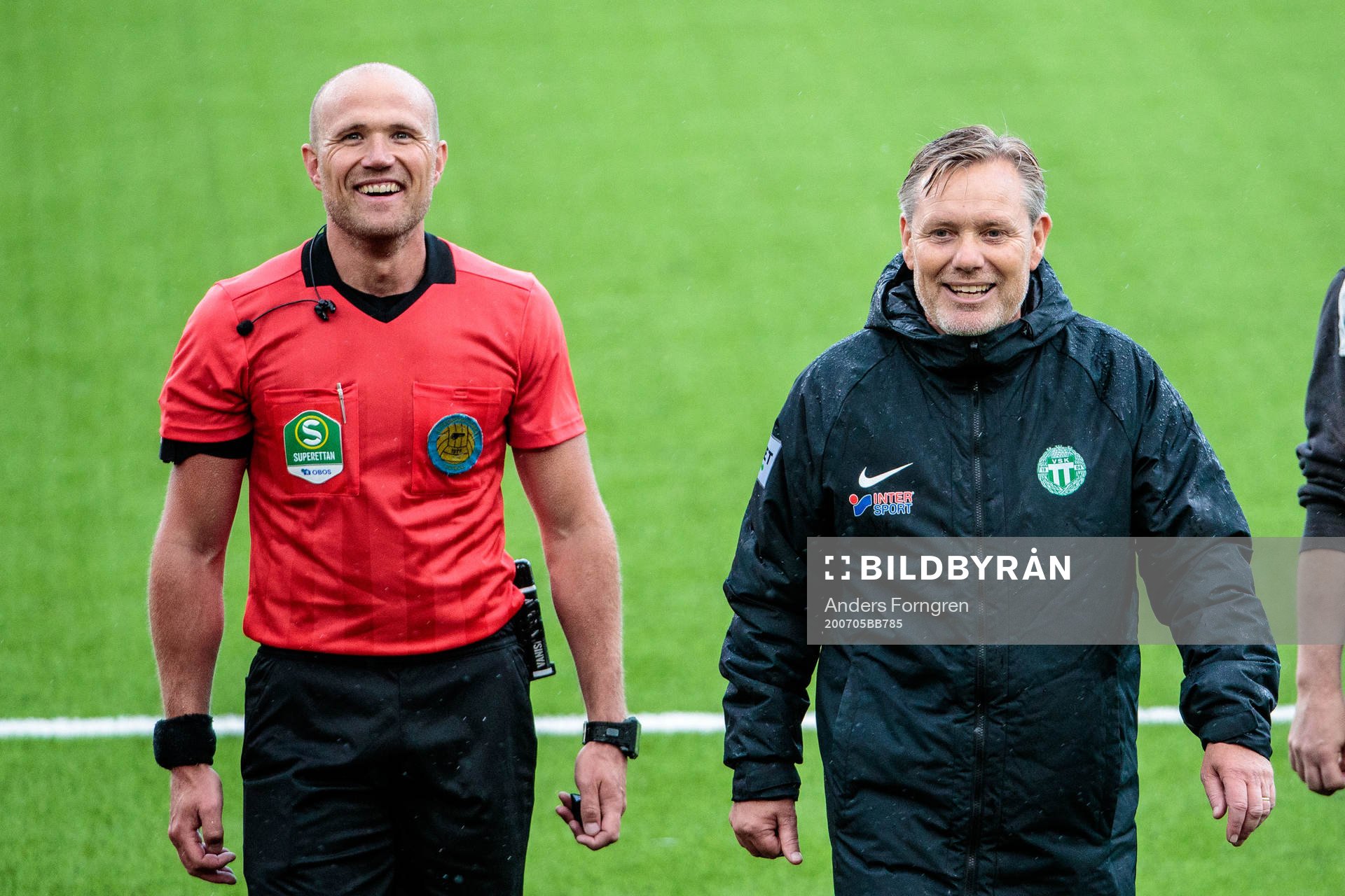 domare Patrik Eriksson och Västerås tränare Thomas Askebrand efter fotbollsmatchen i Superettan mellan Västerås SK och GAIS den 5 juli 2020 i Västerås.