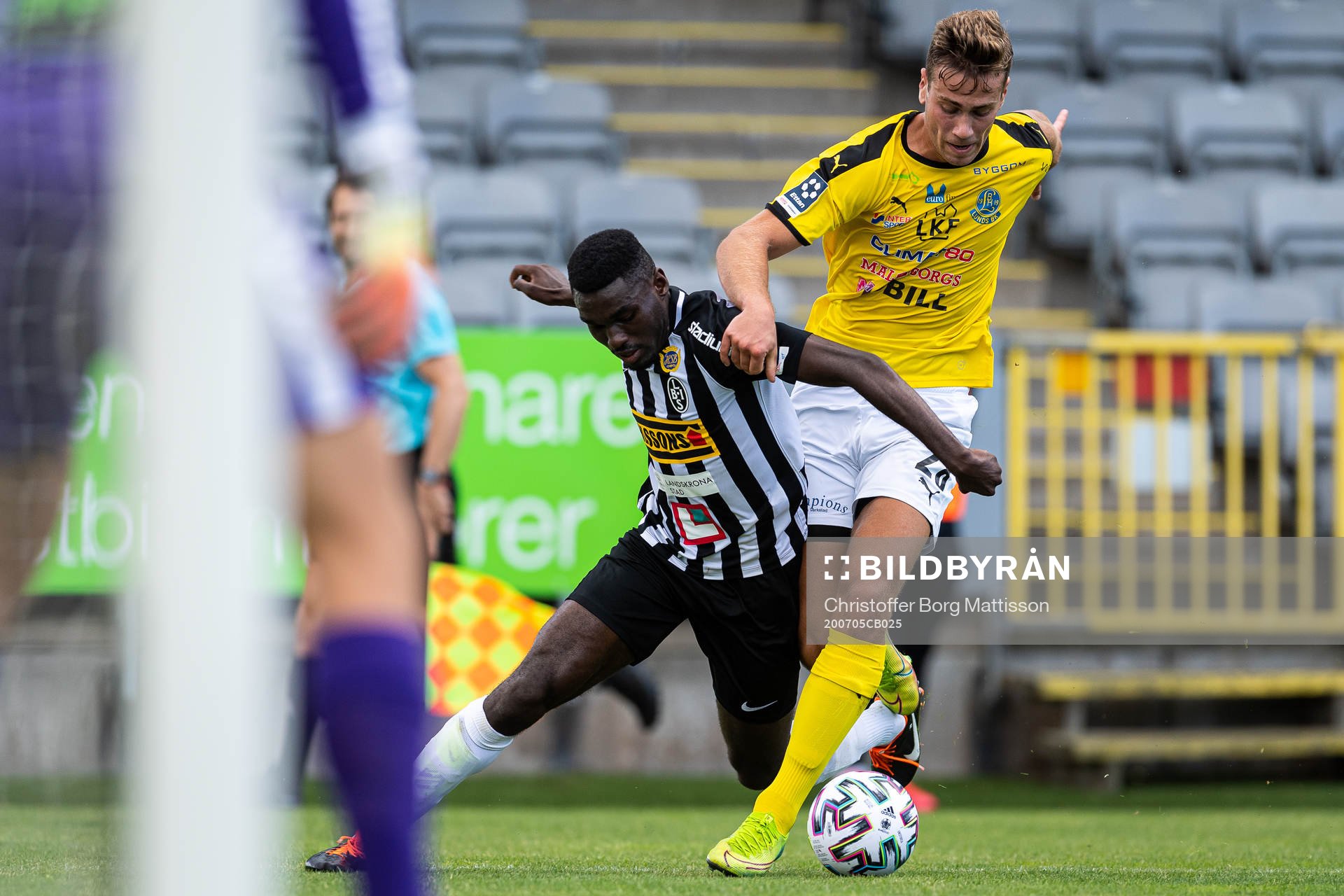 Landskronas Patrick Nwadike och Lunds Jakob Ottosson i en