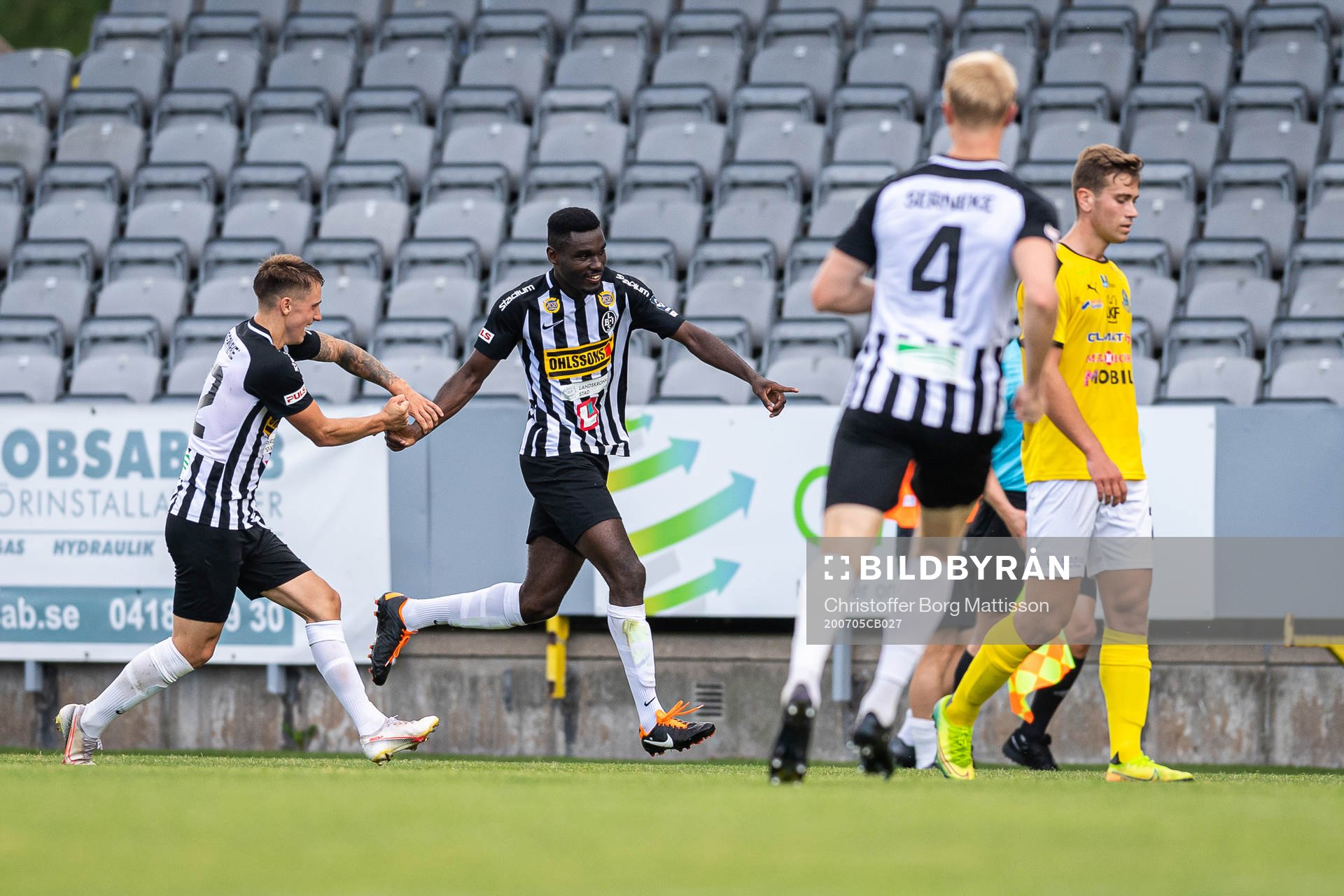 Landskronas Patrick Nwadike jublar med lagkamrater