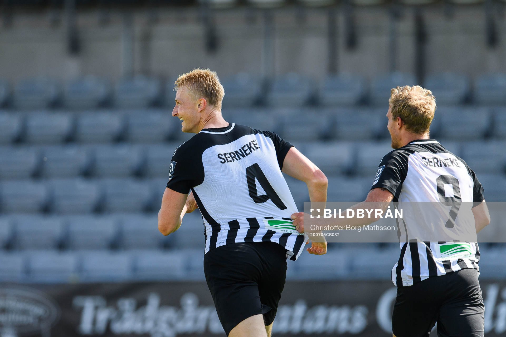Landskronas Viktor Wihlstrand och Linus Olsson jublar