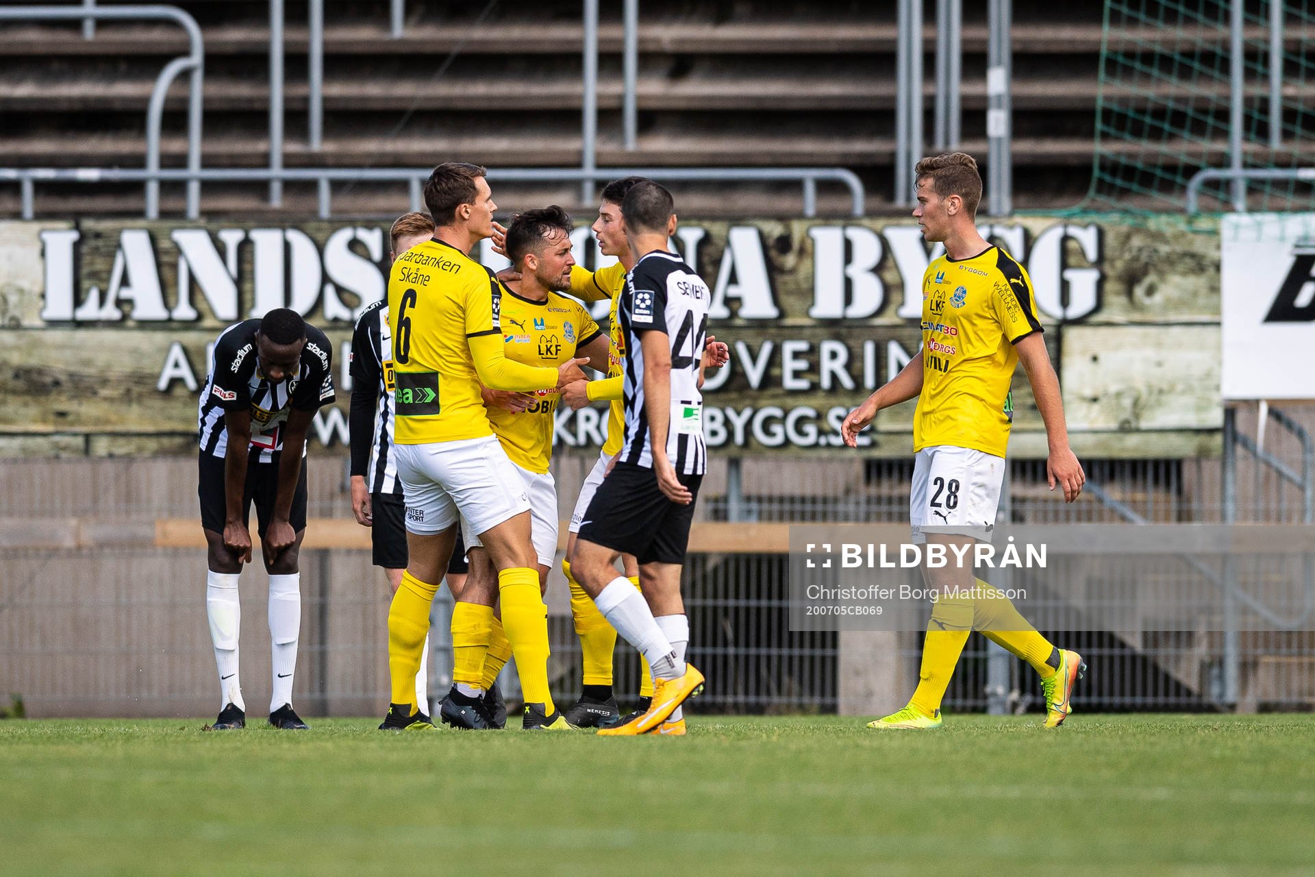Lunds Gustav Hillstedt jublar med lagkamrater efter 4-3 under fotbollsmatchen i Division 1 södra mellan Landskrona och Lunds BK den 5 juli 2020 i Landskrona.