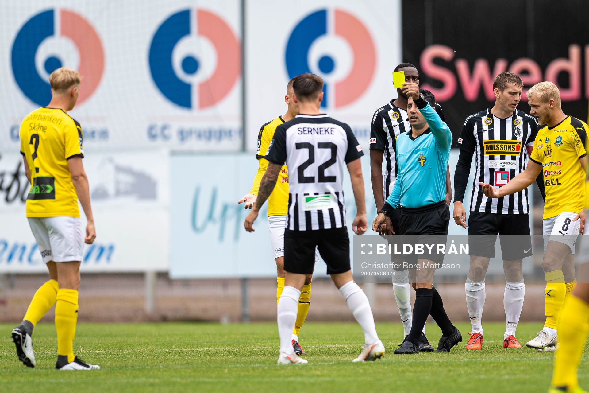 Domare Mohammadreza Faghani ger gult kort till Lunds Jakob Andersson under fotbollsmatchen i Division 1 södra mellan Landskrona och Lunds BK den 5 juli 2020 i Landskrona.