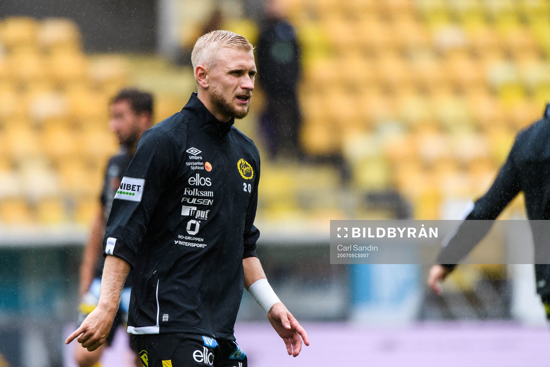 Elfsborgs Simon Strand värmer upp
