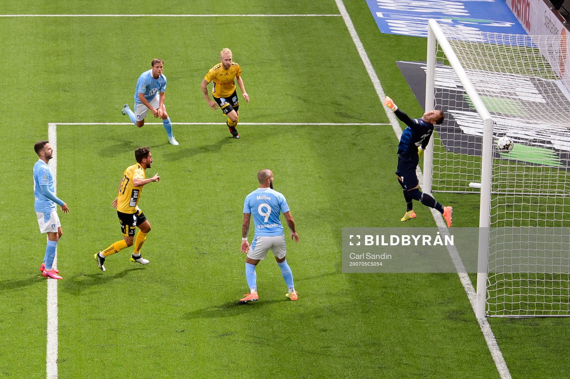 Elfsborgs Frederik Holst gör 1-0 bakom Malmö FFs målvakt