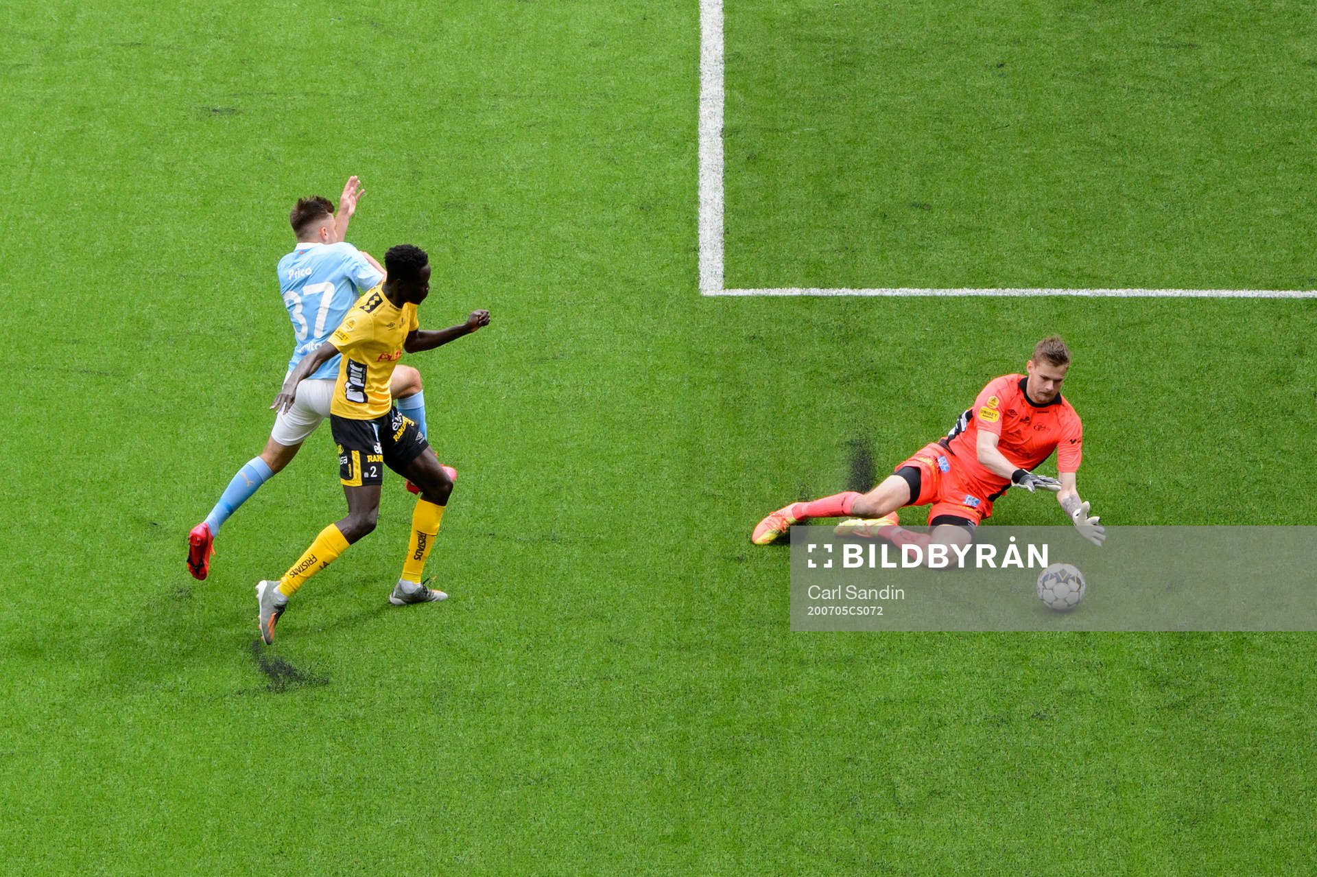 Malmö FFs Tim Prica i kamp med Elfsborgs Joseph Okumu framför målvakt Tim Rönning under fotbollsmatchen i Allsvenskan mellan Elfsborg och Malmö FF den 5 juli 2020 i Borås.