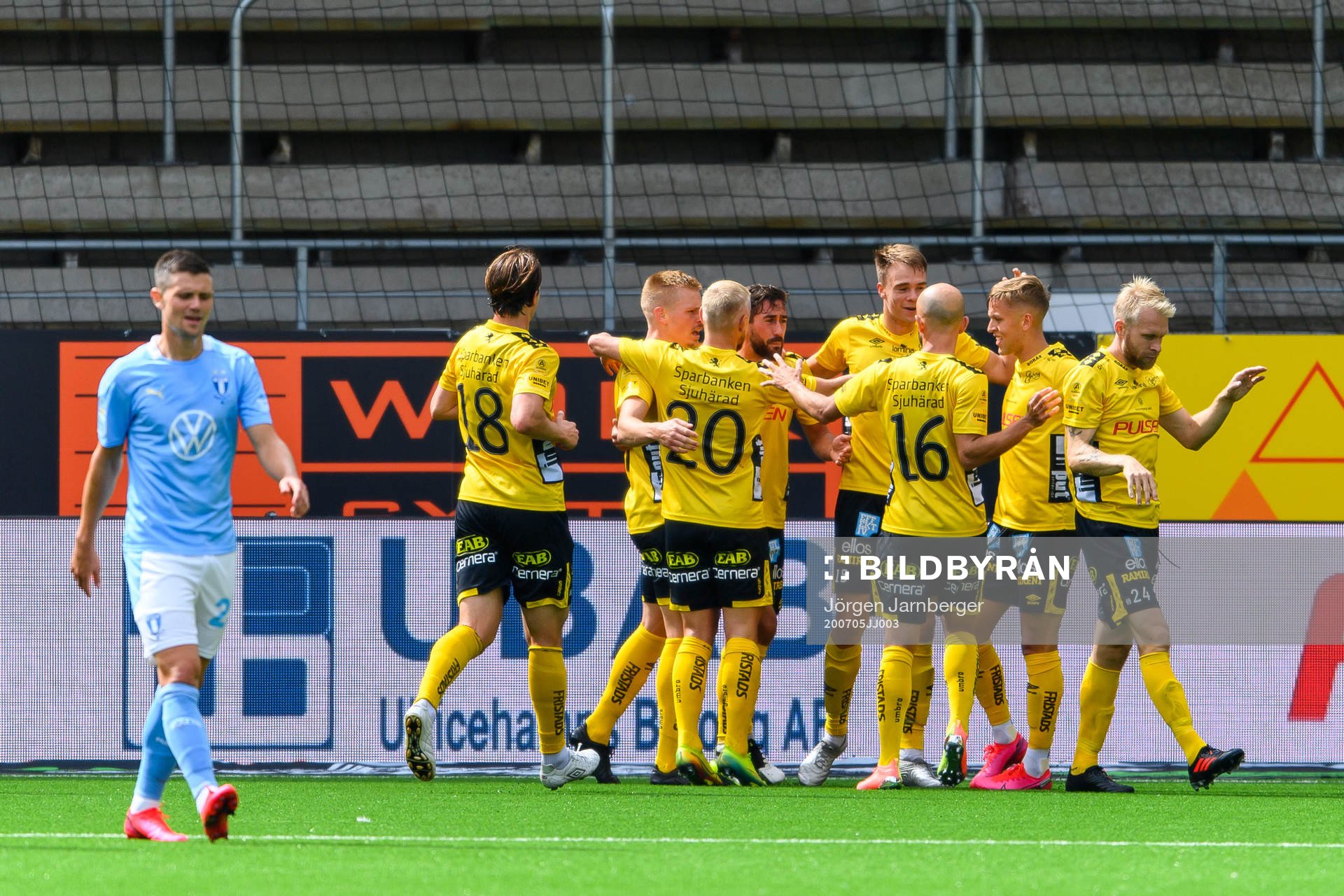 Elfsborgs spelare jublar efter 1-0 under fotbollsmatchen i Allsvenskan mellan Elfsborg och Malmö FF den 5 juli 2020 i Borås.