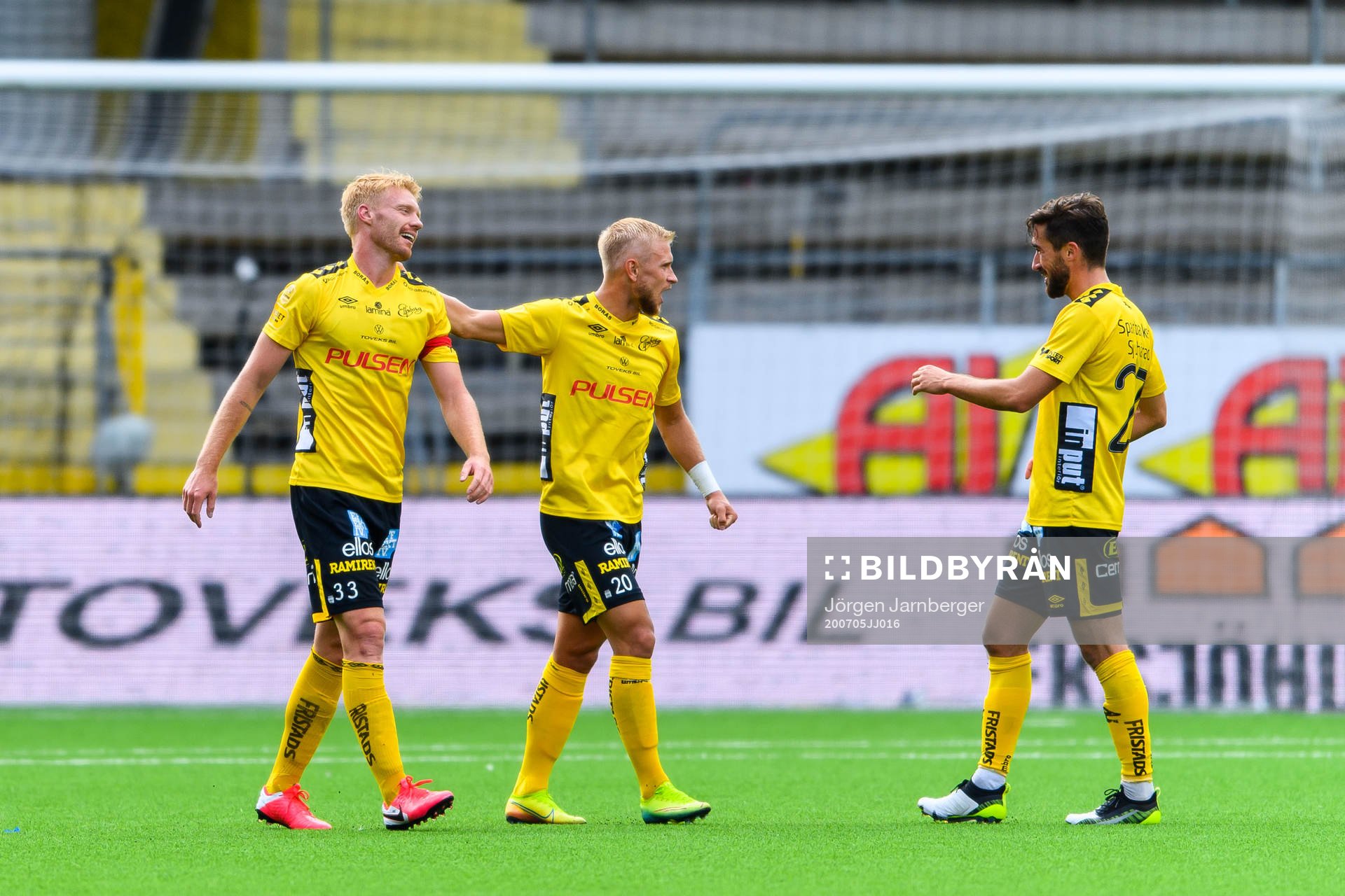 Elfsborgs Simon Strand och Sivert Heltne Nilsen jublar efter fotbollsmatchen i Allsvenskan mellan Elfsborg och Malmö FF den 5 juli 2020 i Borås.