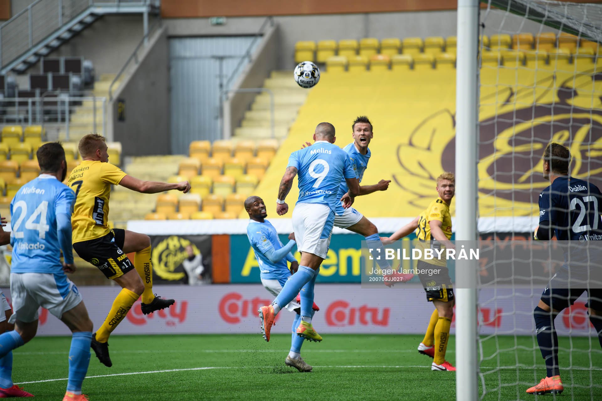 Malmö FFs Arnór Traustason nickar undan bollen