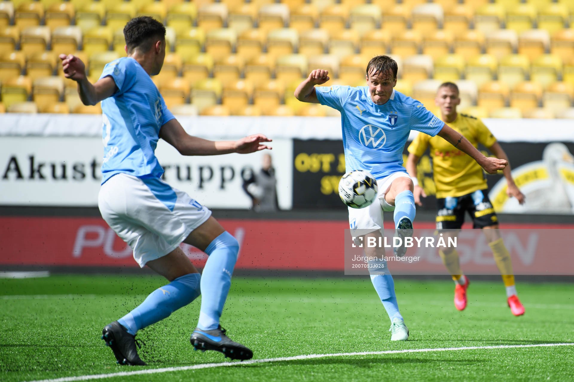Malmö FFs Eric Larsson rensar undan i eget straffområde