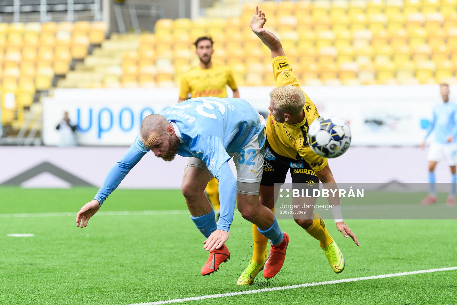 Malmö FFs Jo Inge Berget och Elfsborgs Anton Thorsson under fotbollsmatchen i Allsvenskan mellan Elfsborg och Malmö FF den 5 juli 2020 i Borås.
