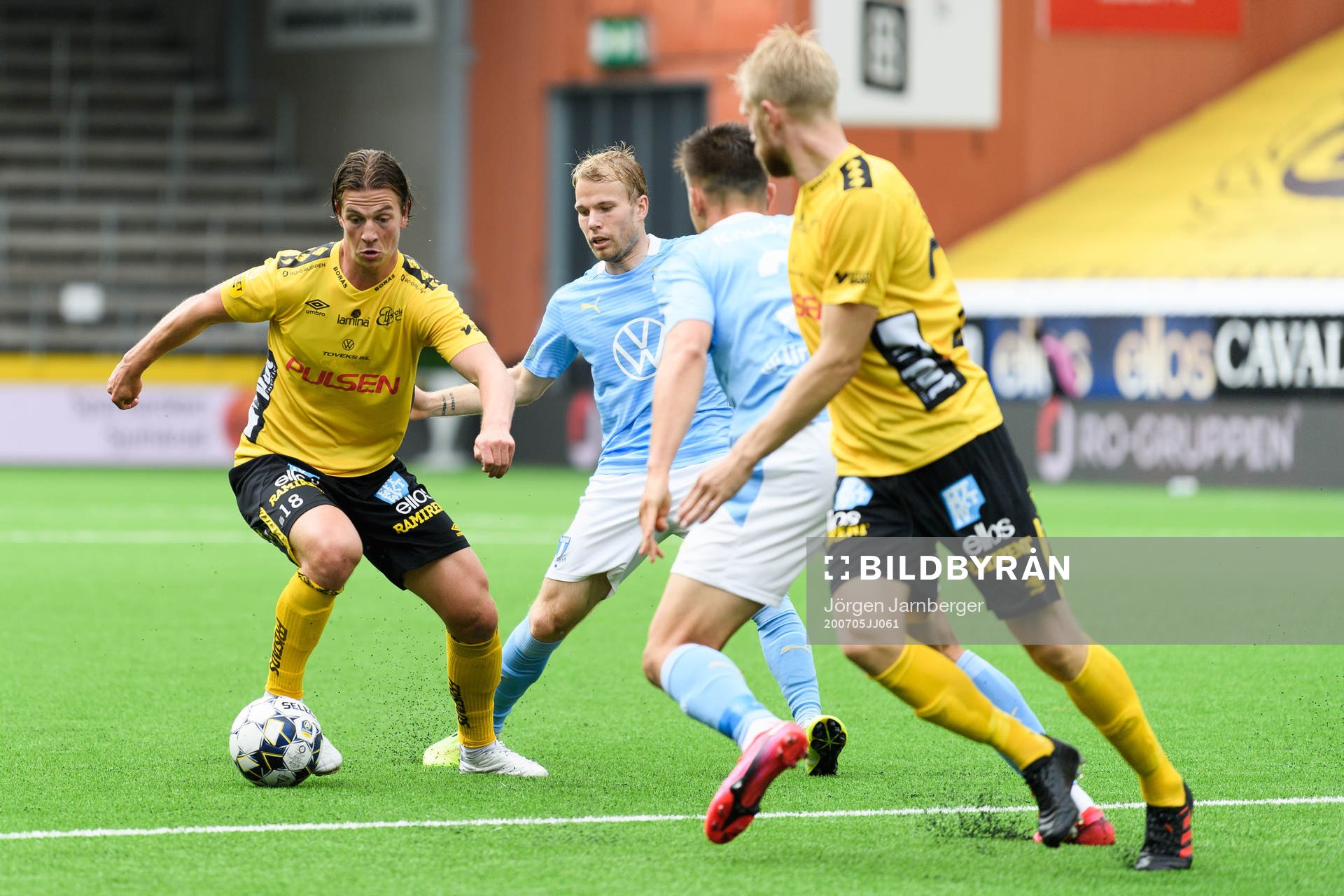 Elfsborgs Simon Olsson och Malmö FFs Oscar Lewicki