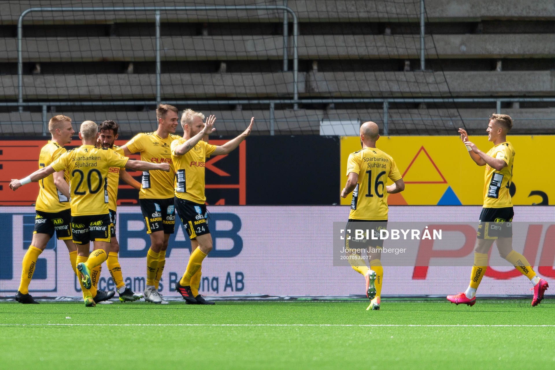 Elfsborgs Frederik Holst jublar med Per Frick, Simon