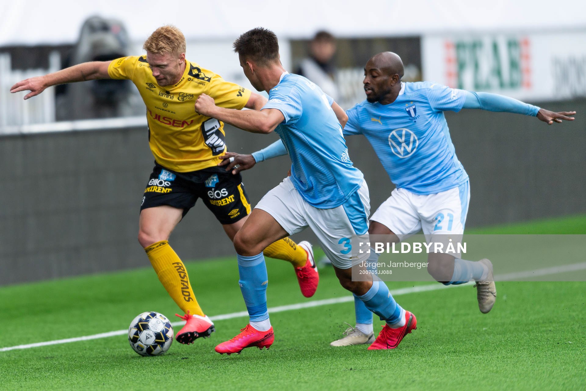 Elfsborgs Sivert Heltne Nilsen i kamp med Malmö FFs Jonas Knudsen och Fouad Bachirou under fotbollsmatchen i Allsvenskan mellan Elfsborg och Malmö FF den 5 juli 2020 i Borås.