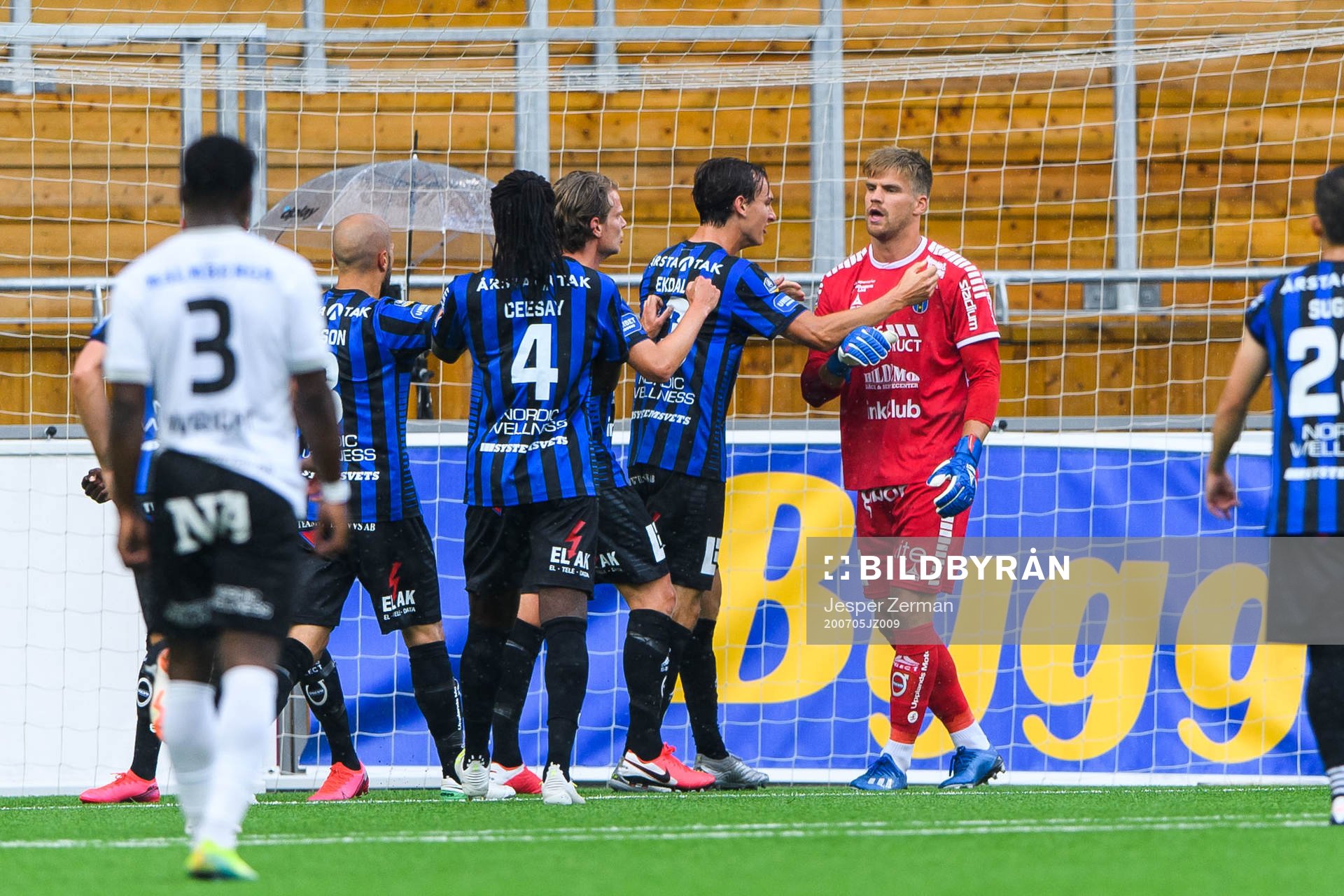 Sirius målvakt Lukas Jonsson jublar med lagkamrater efter en räddad straff under fotbollsmatchen i Allsvenskan mellan Sirius och Örebro den 5 juli 2020 i Uppsala.