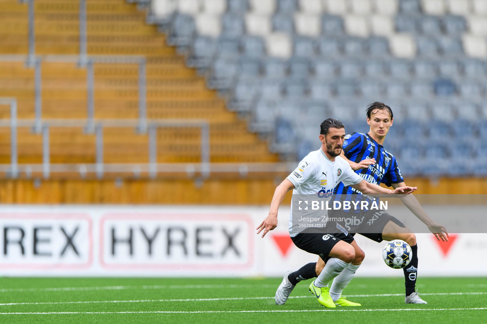Örebros Agon Mehmeti och Sirius Hjalmar Ekdal under fotbollsmatchen i Allsvenskan mellan Sirius och Örebro den 5 juli 2020 i Uppsala.