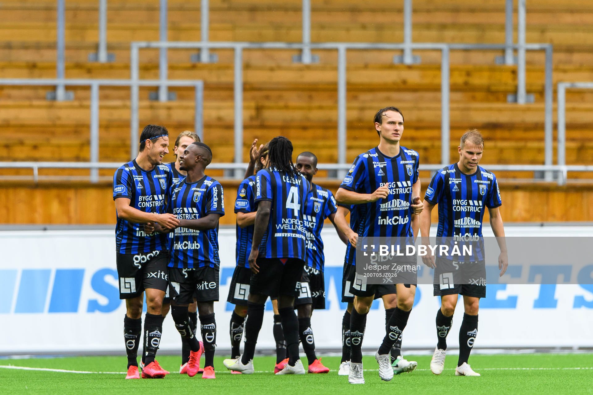 Sirius Stefano Vecchia jublar med Mohammed Khalid Saeid,