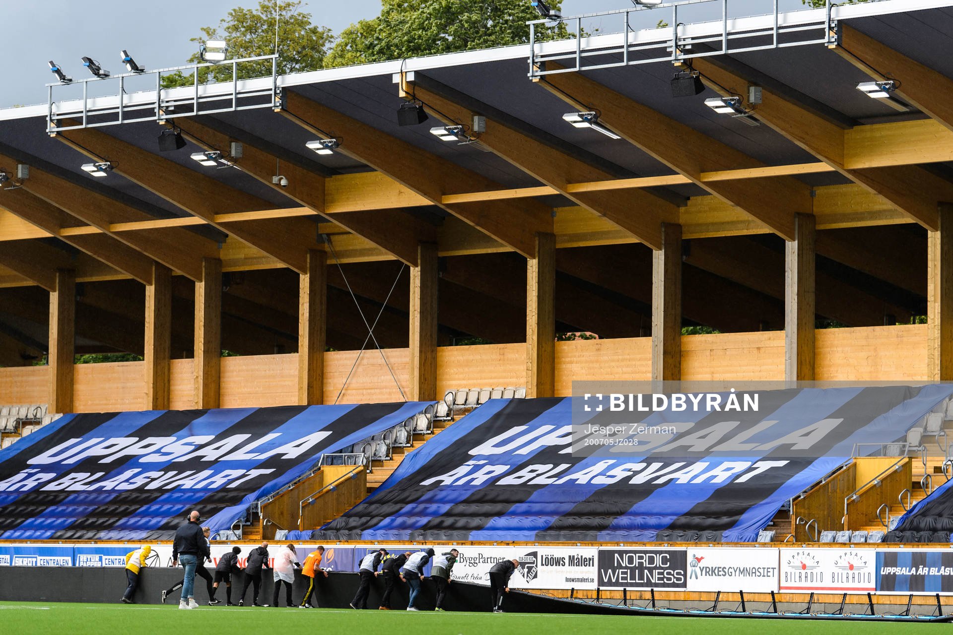 Funktionärer lyfter upp led-panelen efter den fallit ihop under fotbollsmatchen i Allsvenskan mellan Sirius och Örebro den 5 juli 2020 i Uppsala.