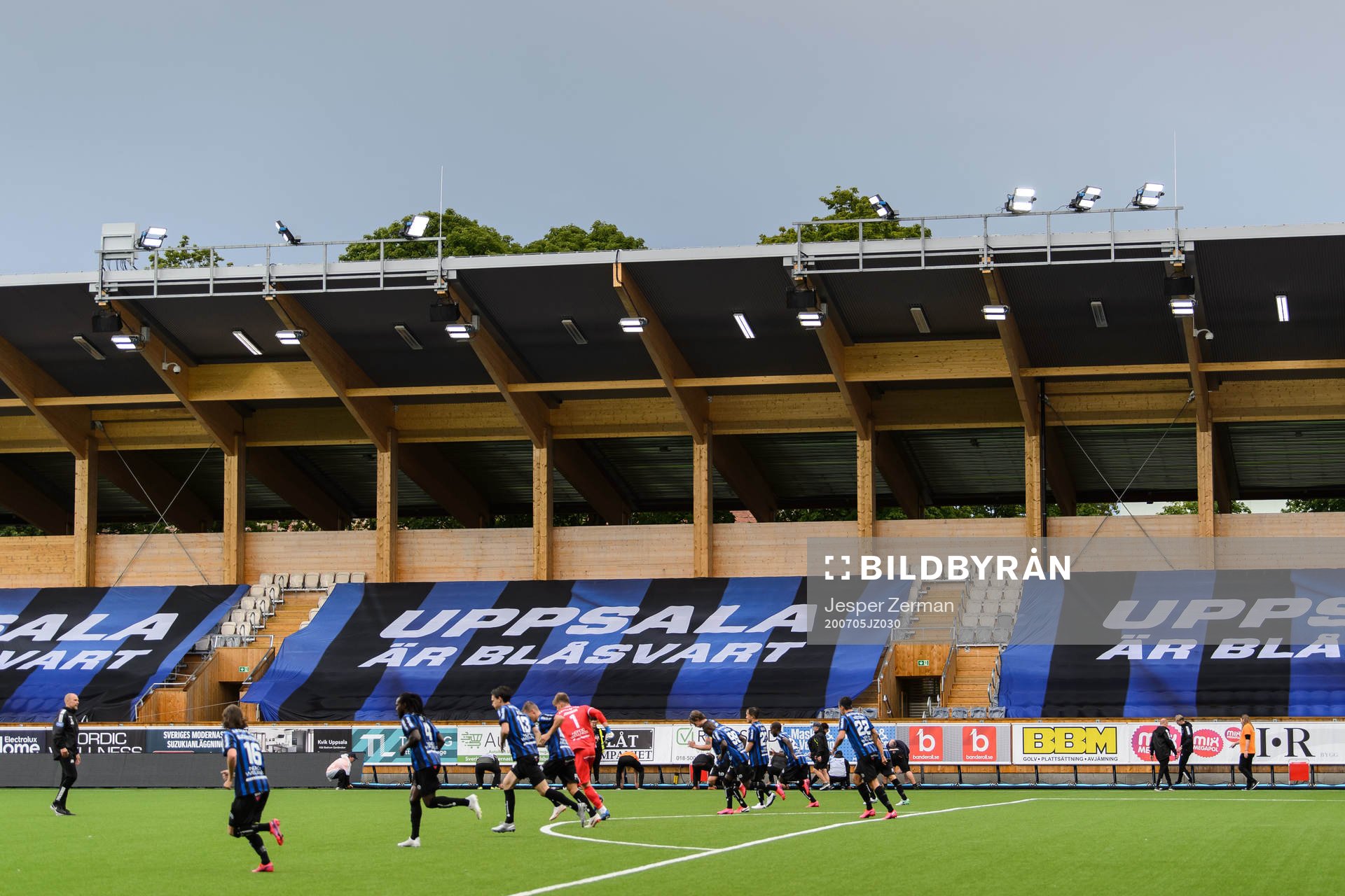 Spelarna håller värmen medan led-panelen välts upp