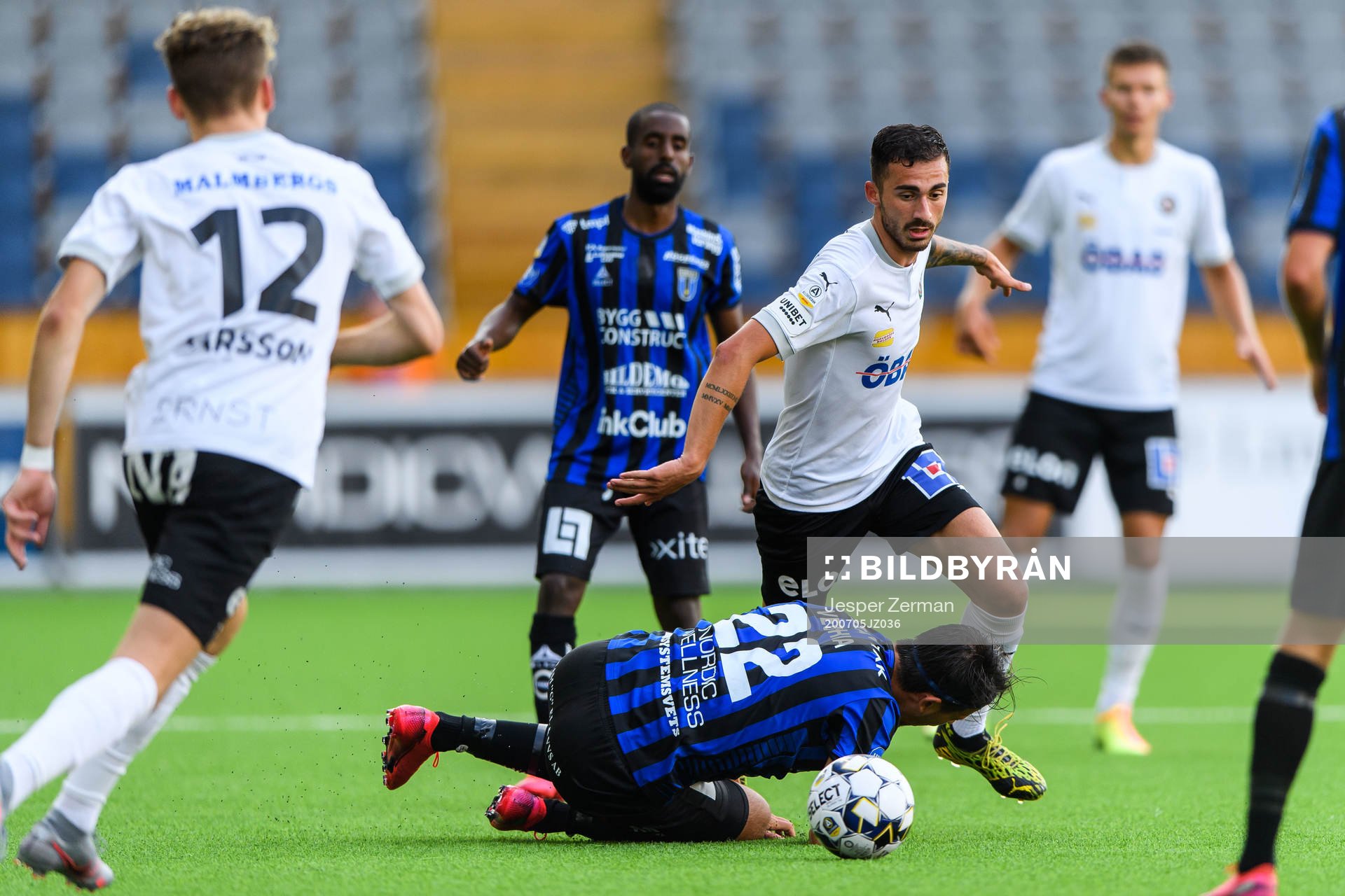 Sirius Stefano Vecchia faller i en duell med Örebros Simon