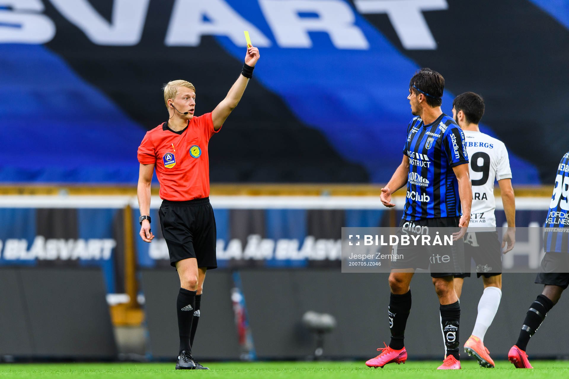 Sirius Stefano Vecchia får en varning av domare Adam