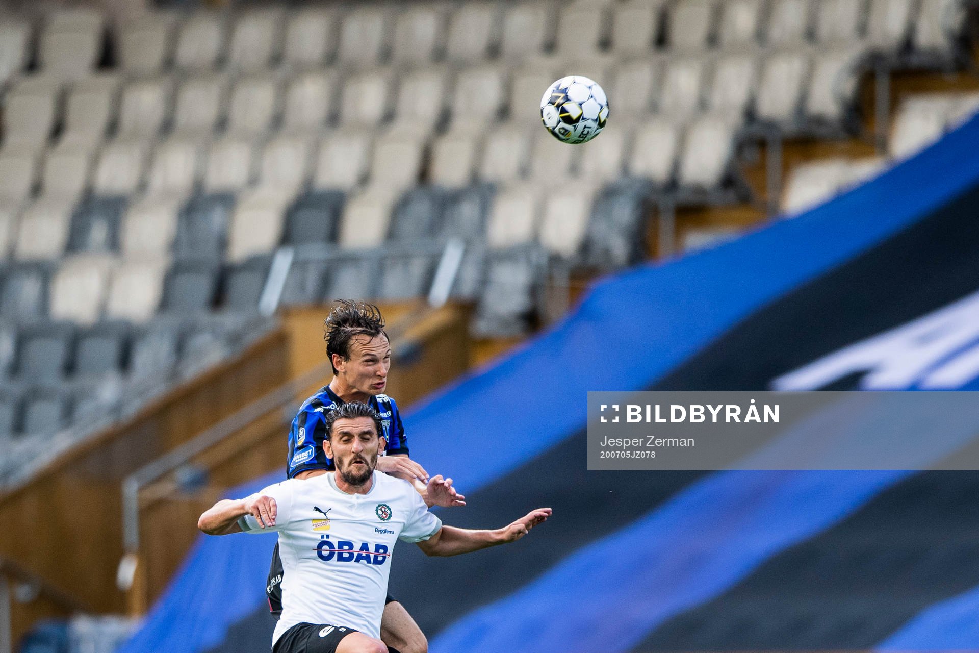 Sirius Hjalmar Ekdal och Örebros Agon Mehmeti under fotbollsmatchen i Allsvenskan mellan Sirius och Örebro den 5 juli 2020 i Uppsala.
