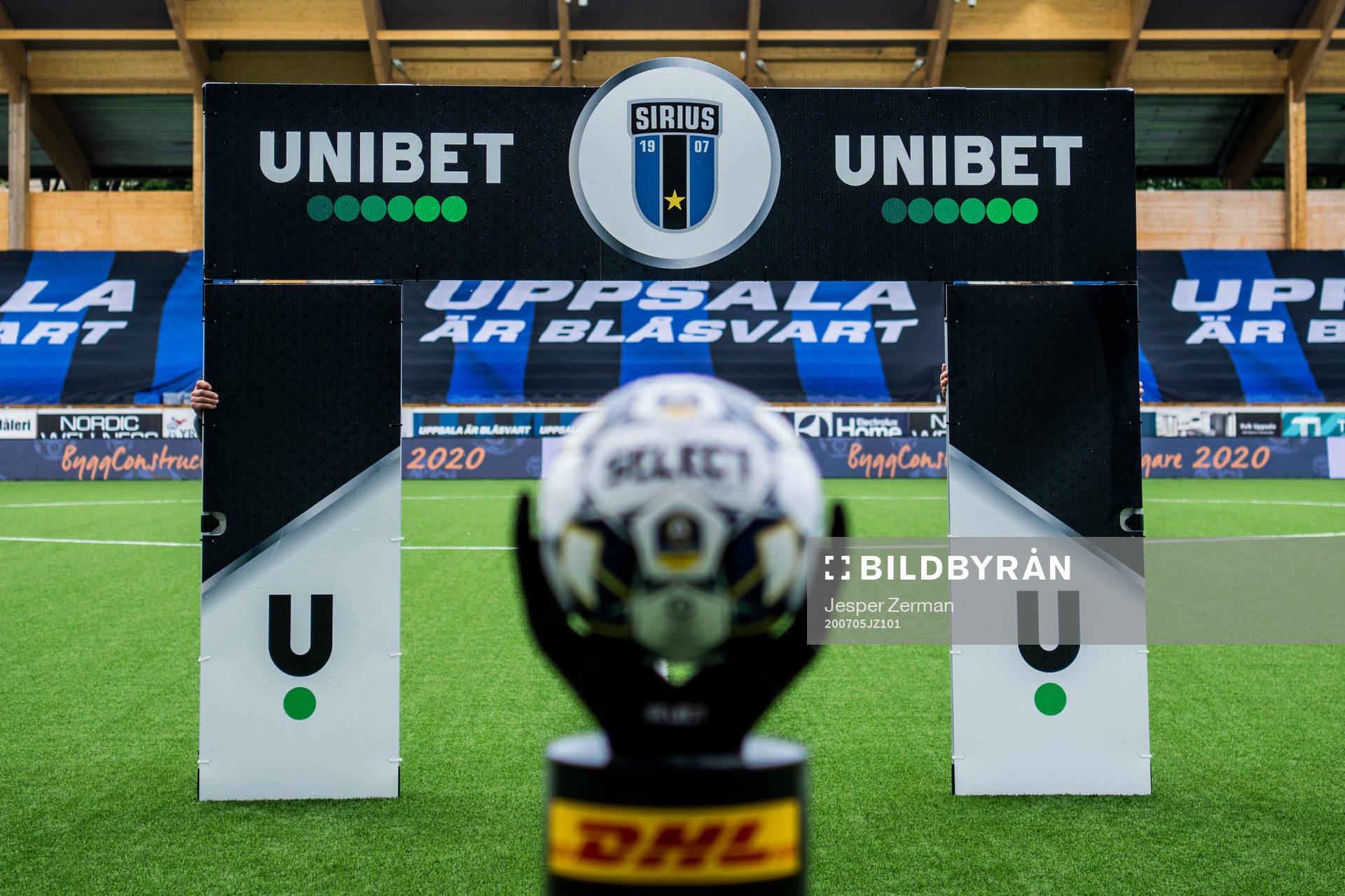 Skyltar med Unibets och Sirius logotyp på