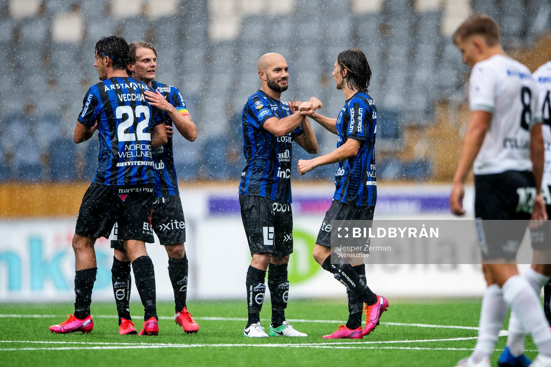 Sirius Stefano Vecchia, Tim Björkström, Karl Larson och Axel Björnström jublar efter fotbollsmatchen i Allsvenskan mellan Sirius och Örebro den 5 juli 2020 i Uppsala.