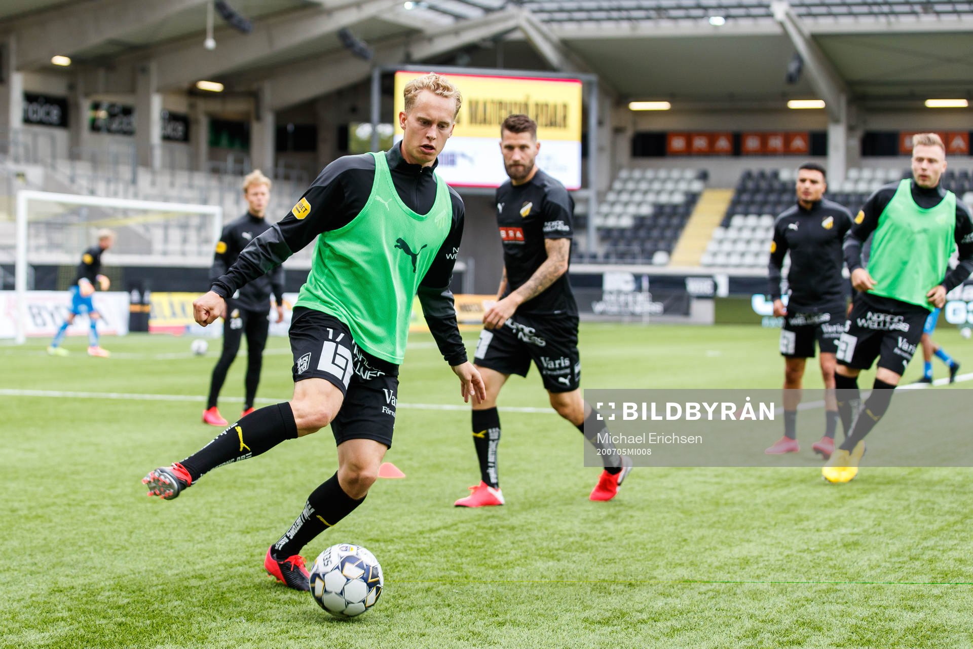 Hammarbys Abdul Khalili värmer upp