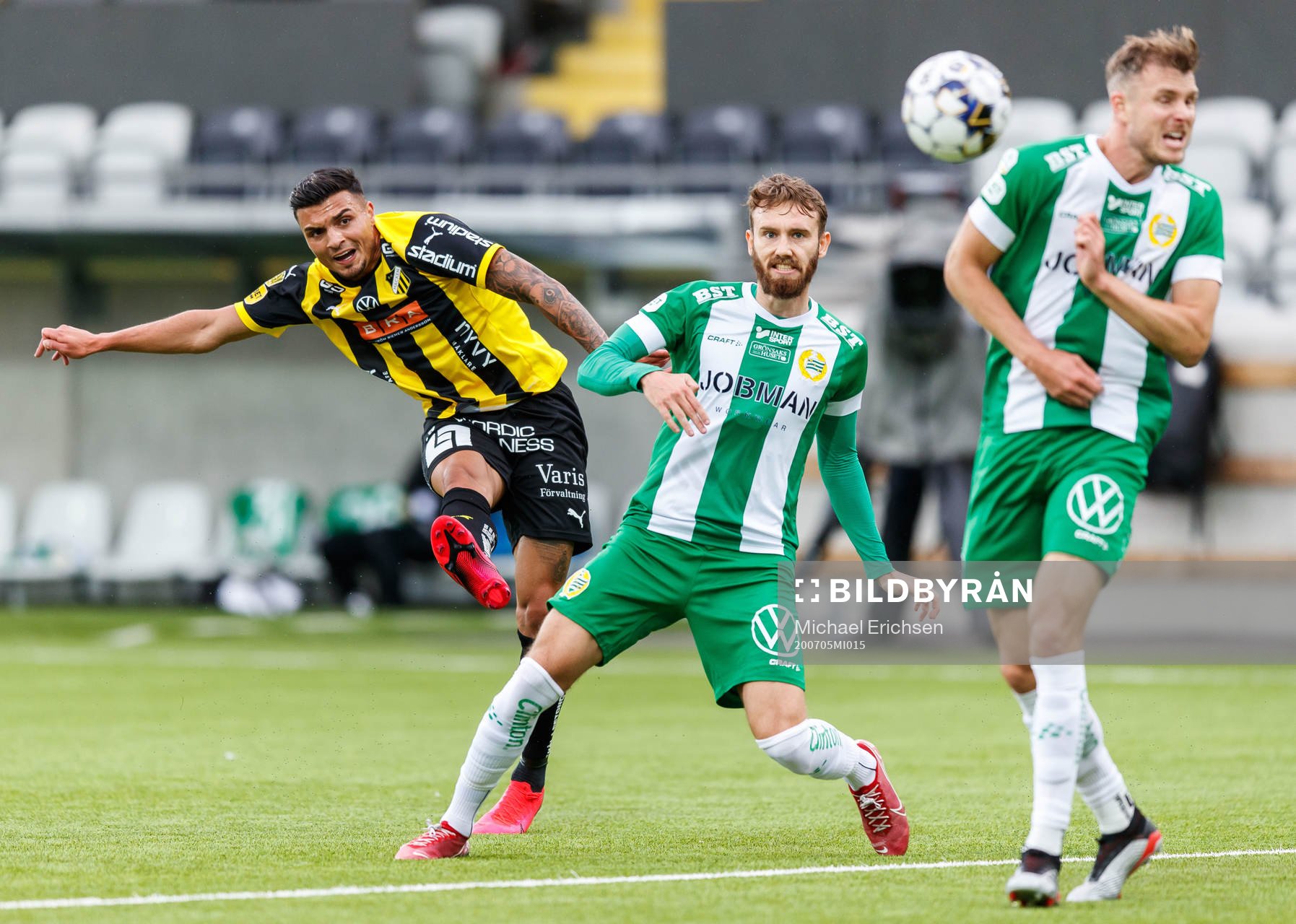 Häckens Ahmed Yasin mot Hammarbys Simon Sandberg och