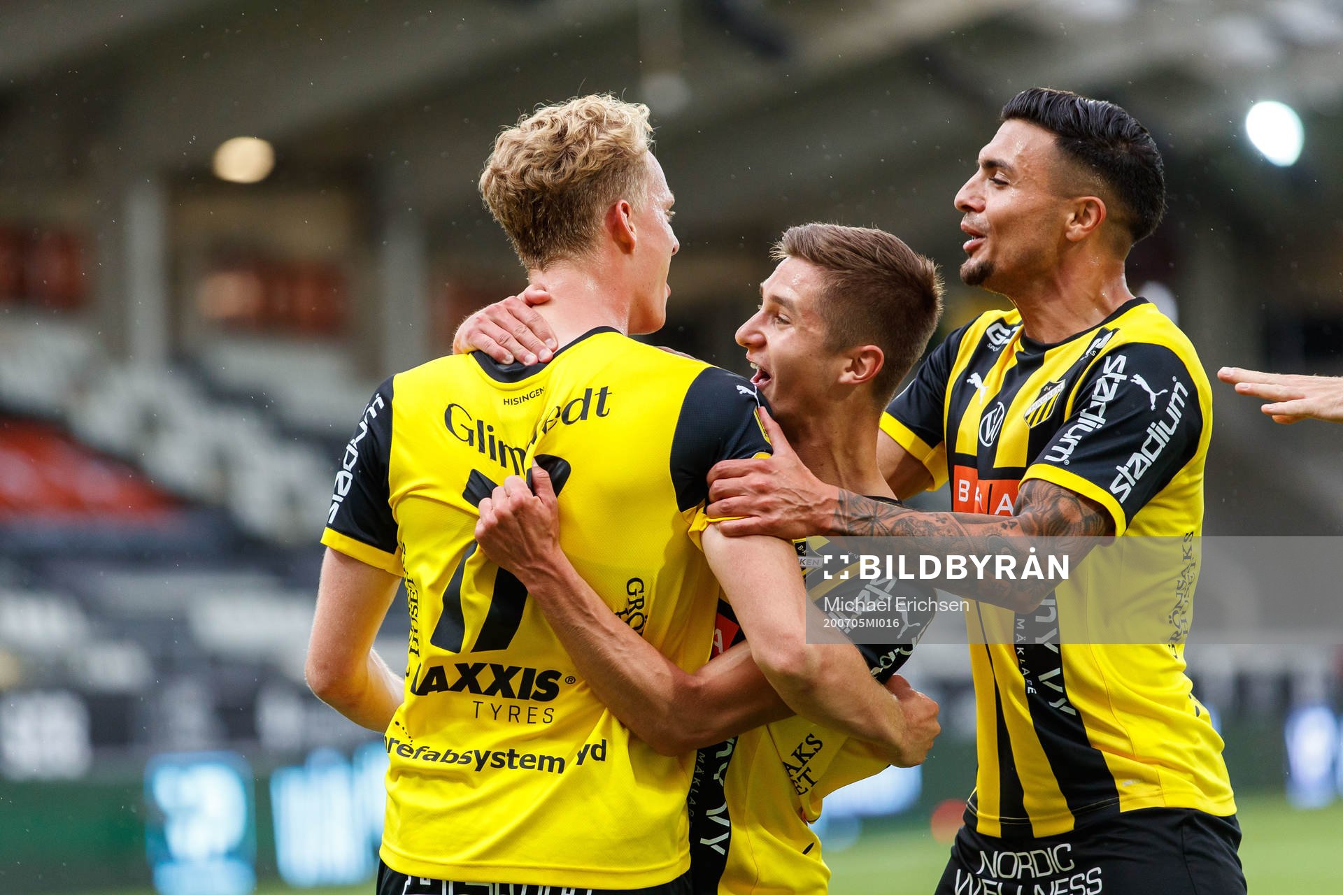 Häckens Gustav Berggren jublar med Leo Bengtsson och Ahmed Yasin efter 1-0 under fotbollsmatchen i Allsvenskan mellan Häcken och Hammarby den 5 juli 2020 i Göteborg.