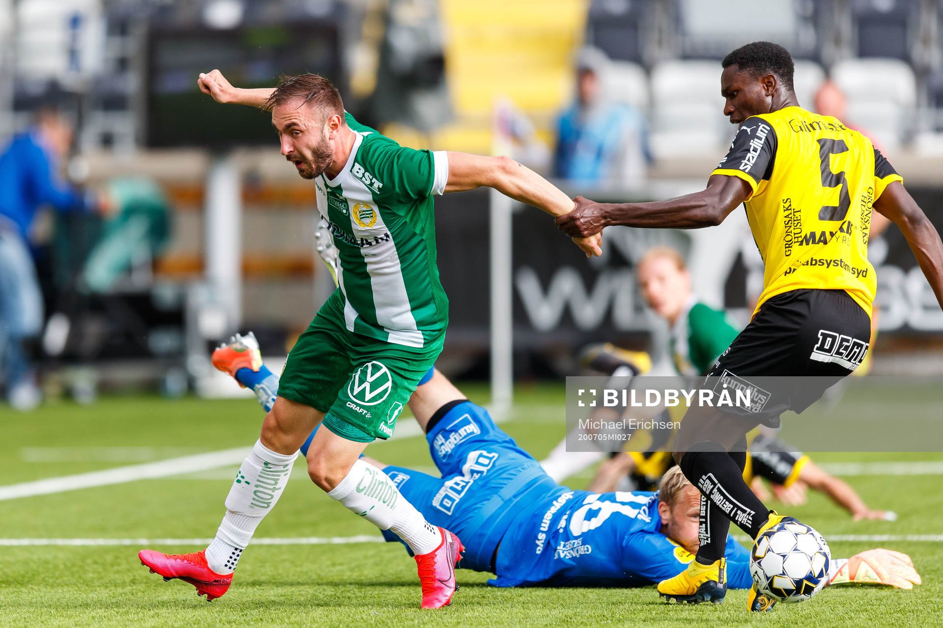 Hammarbys Muamer Tankovic och Häckens Godswill Ekpolo