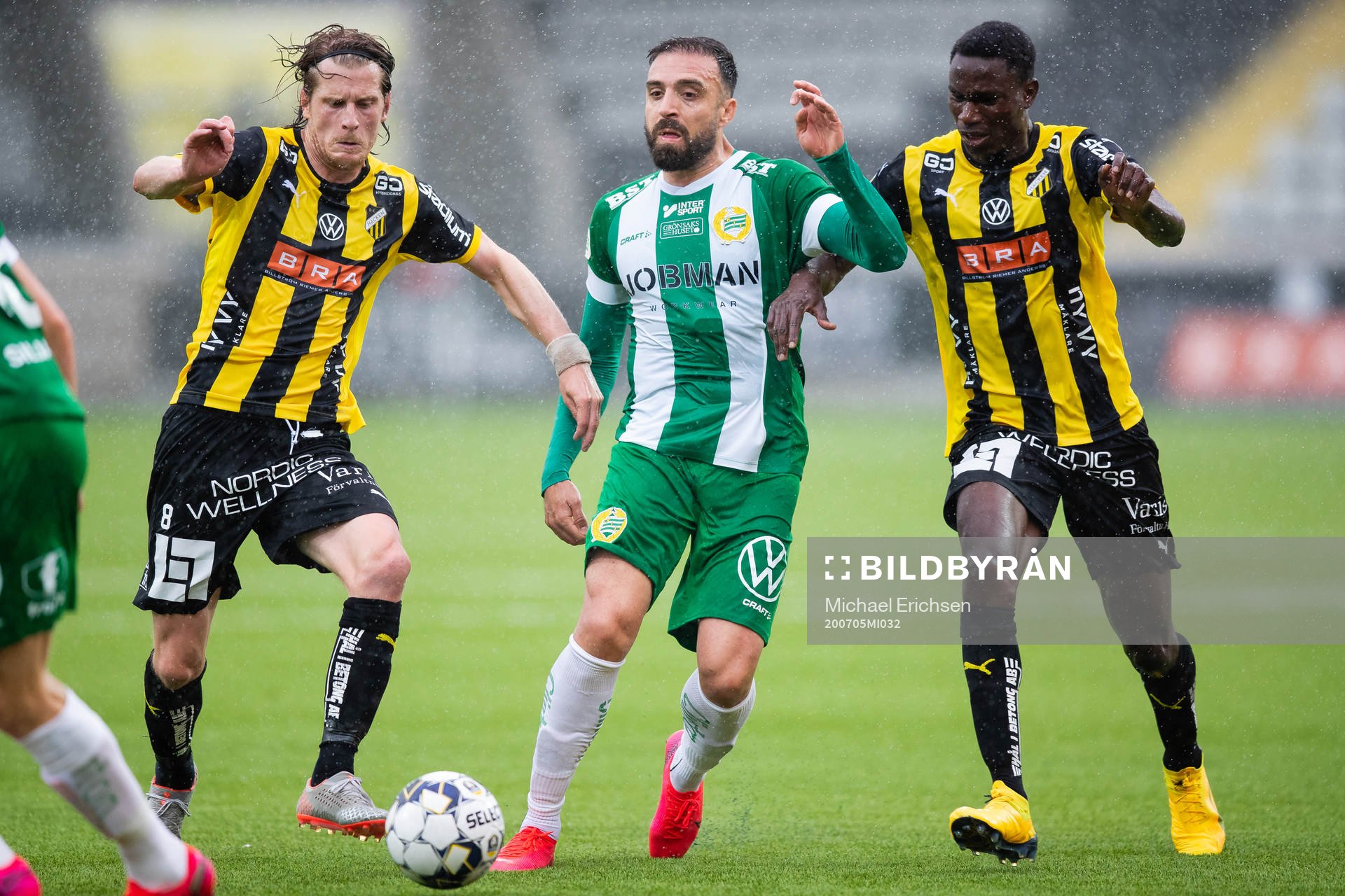 Hammarbys Abdul Khalili mellan Häckens Erik Friberg och