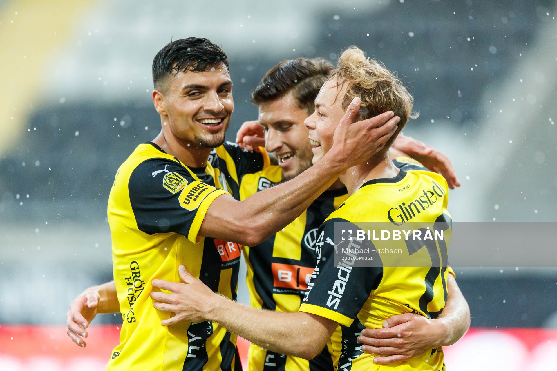 Häckens Adam Andersson jublar med Ahmed Yasin och Adnan