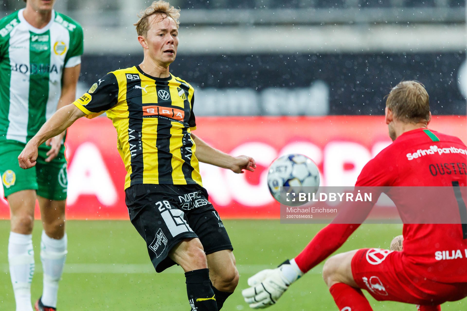 Häckens Adam Andersson gör 3-0 under fotbollsmatchen i Allsvenskan mellan Häcken och Hammarby den 5 juli 2020 i Göteborg.