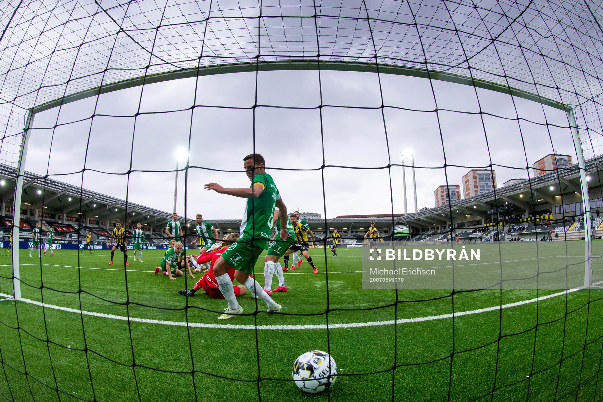 Häckens Gustav Berggren skjuter 1-0 bakom Hammarbys