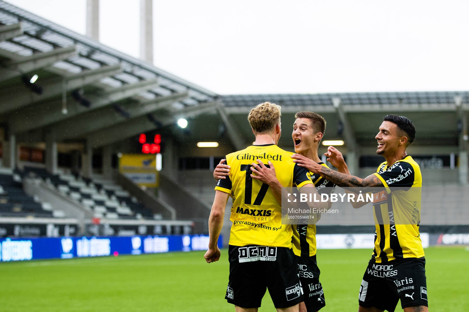 Häckens Gustav Berggren jublar med Leo Bengtsson och Ahmed