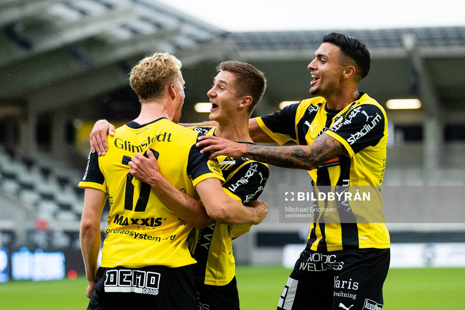 Häckens Gustav Berggren jublar med Leo Bengtsson och Ahmed