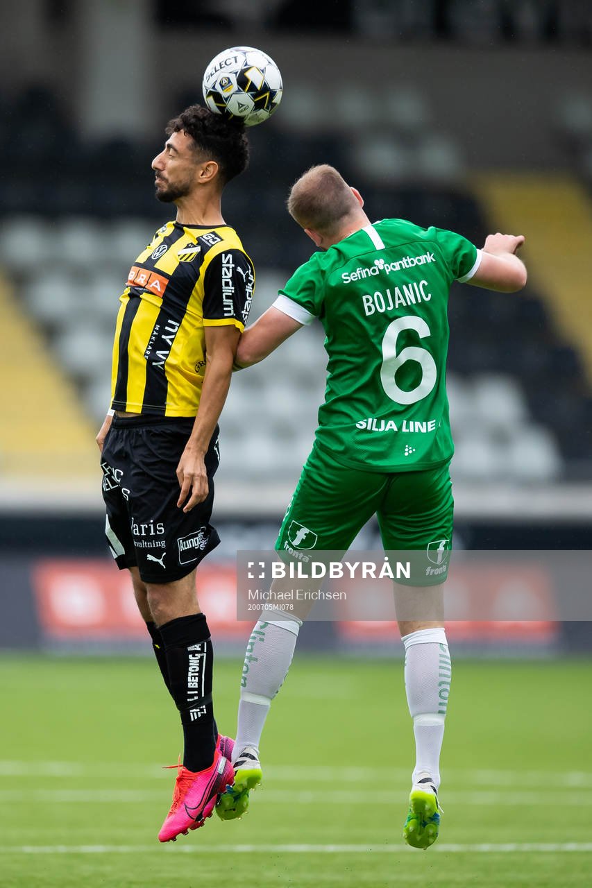 Häckens Daleho Irandust i nickduell med Hammarbys Darijan Bojanic under fotbollsmatchen i Allsvenskan mellan Häcken och Hammarby den 5 juli 2020 i Göteborg.