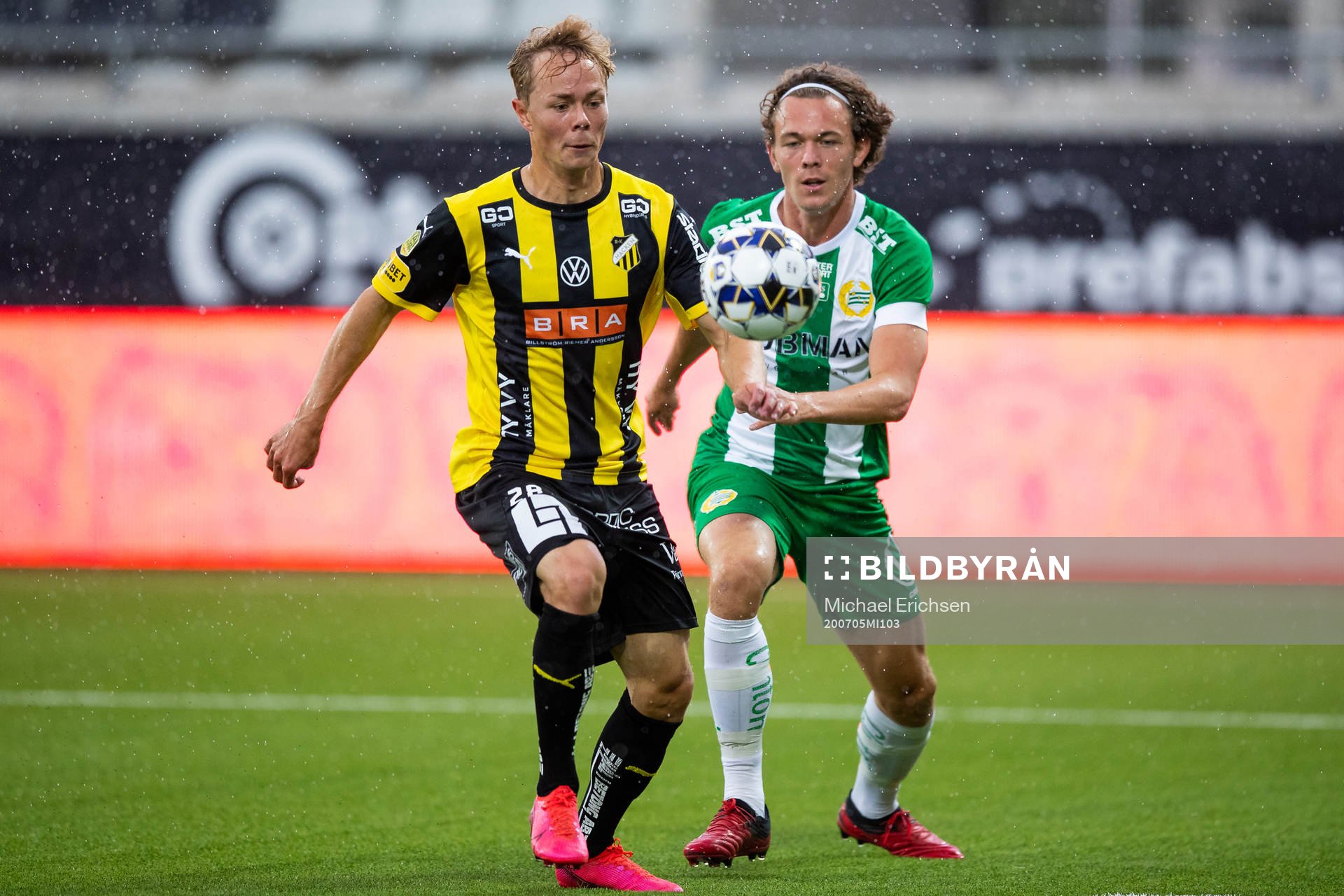 Häckens Adam Andersson och Hammarbys Kalle Björklund under fotbollsmatchen i Allsvenskan mellan Häcken och Hammarby den 5 juli 2020 i Göteborg.