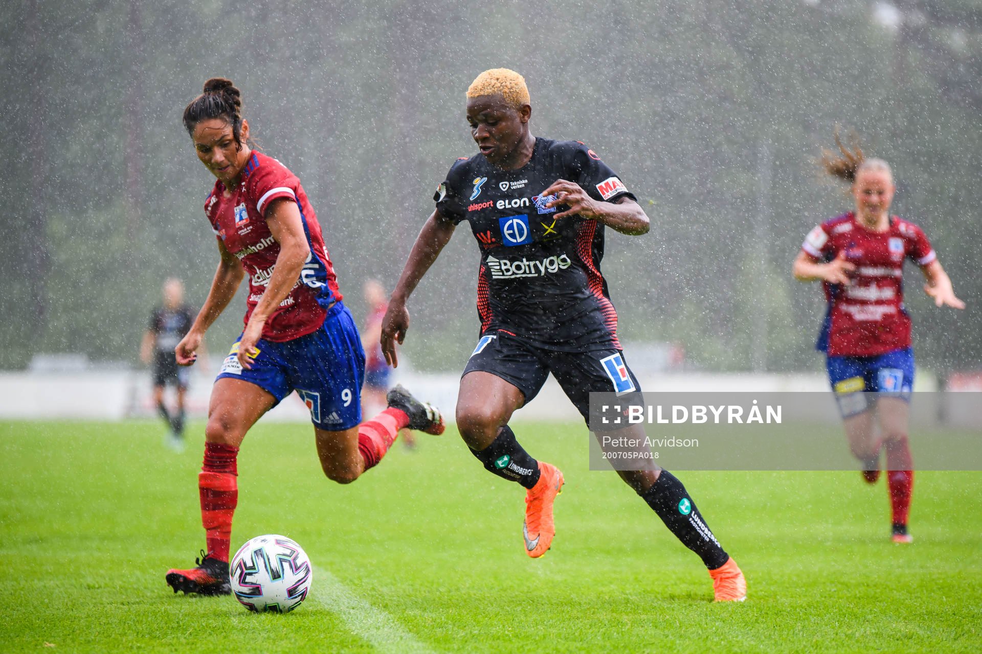 Vittsjös Lisa Klinga och Linköpings Uchenna Grace Kanu under fotbollsmatchen i Damallsvenskan mellan Vittsjö och Linköping den 5 juli 2020 i Vittsjö.