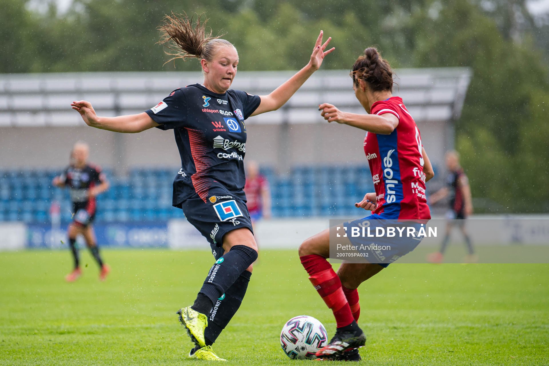 Linköpings Frida Leonhardsen Maanum och Vittsjös Lisa Klinga under fotbollsmatchen i Damallsvenskan mellan Vittsjö och Linköping den 5 juli 2020 i Vittsjö.