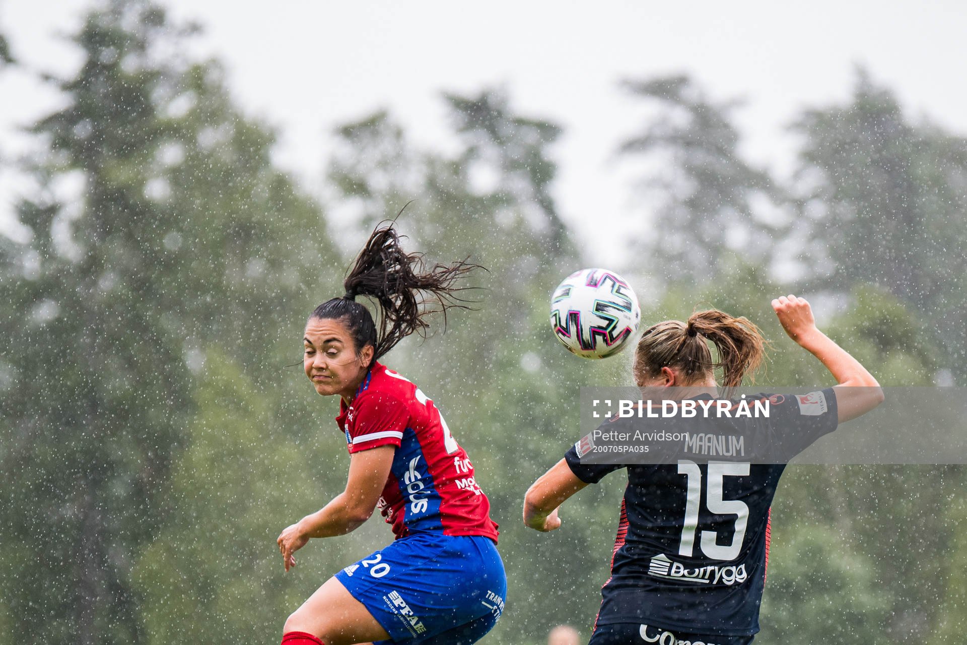 Vittsjös Michelle De Jongh och Linköpings Frida Leonhardsen Maanum under fotbollsmatchen i Damallsvenskan mellan Vittsjö och Linköping den 5 juli 2020 i Vittsjö.