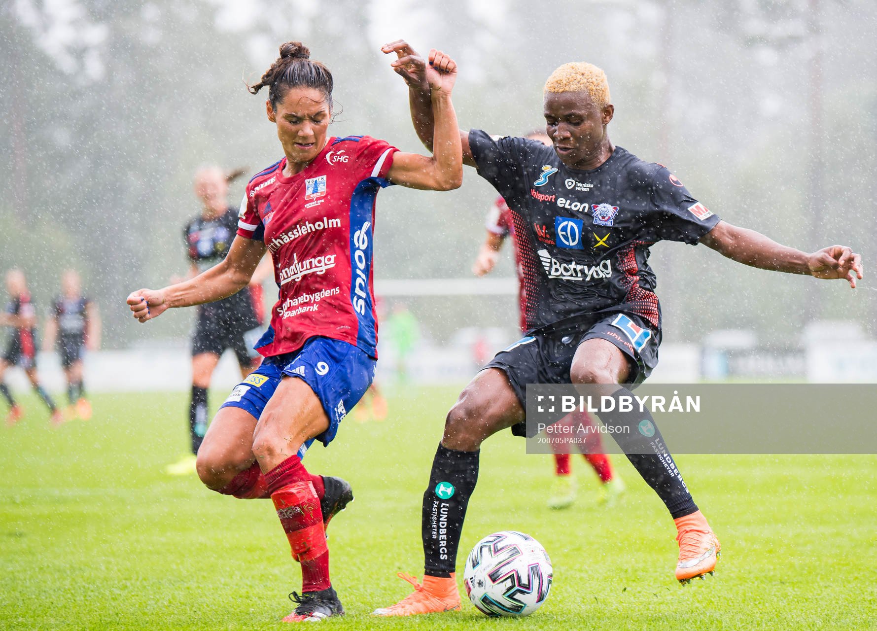 Vittsjös Lisa Klinga och Linköpings Uchenna Grace Kanu under fotbollsmatchen i Damallsvenskan mellan Vittsjö och Linköping den 5 juli 2020 i Vittsjö.