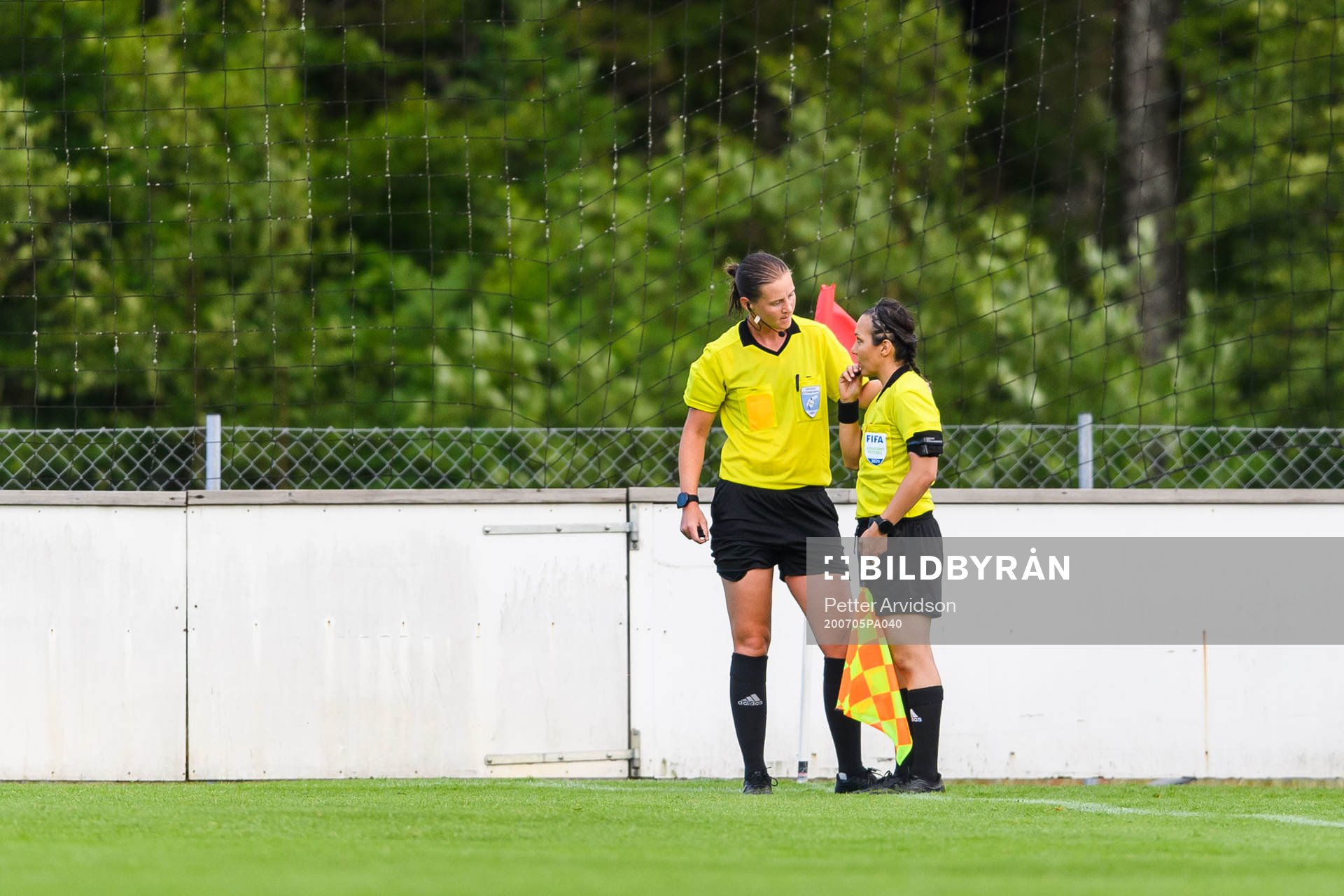 Domare Lovisa Johansson efter Linköpings 1-2 mål under fotbollsmatchen i Damallsvenskan mellan Vittsjö och Linköping den 5 juli 2020 i Vittsjö.