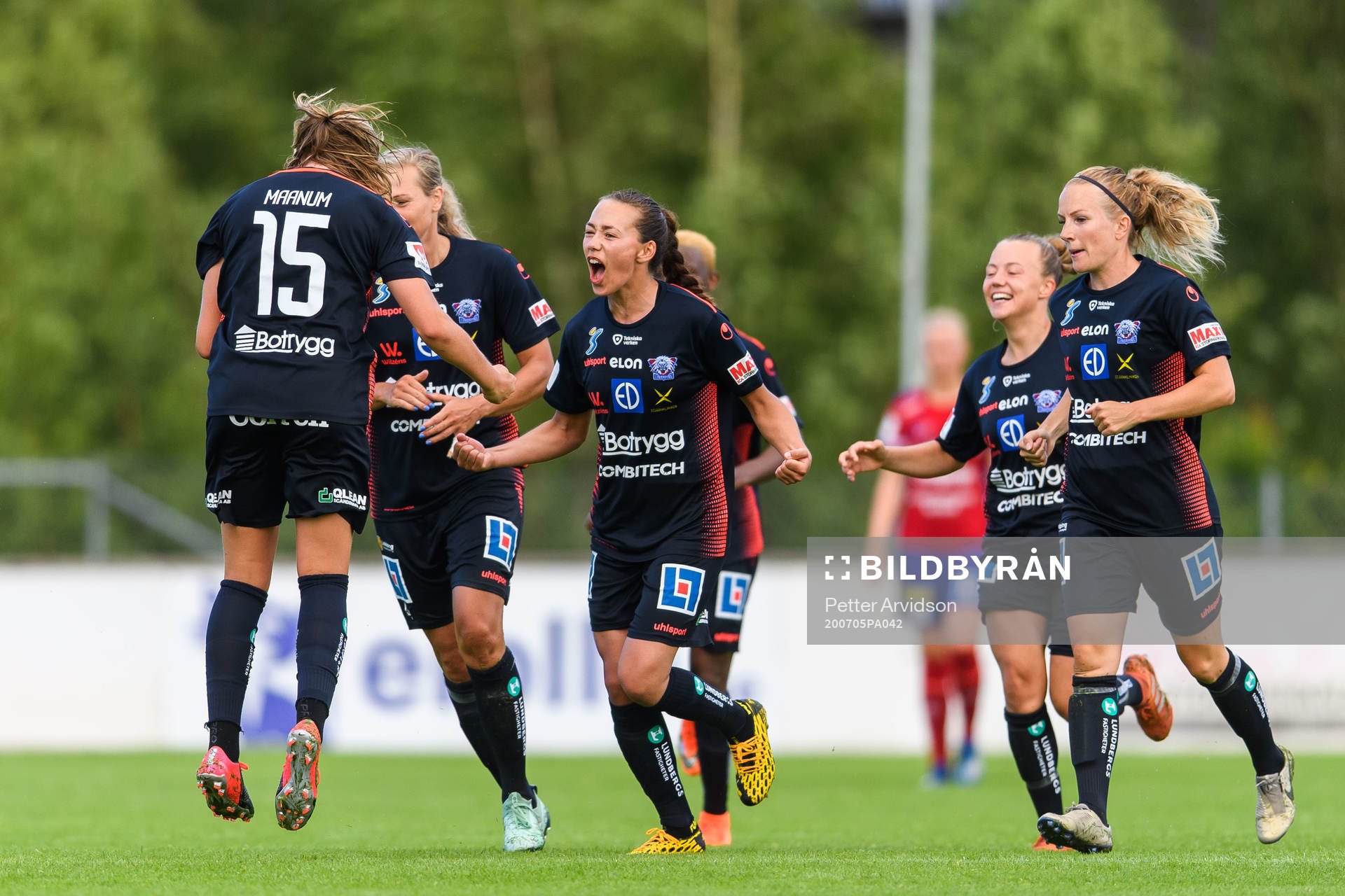 Linköpings Elin Landström jublar med Frida Leonhardsen Maanum efter 1-2 målet under fotbollsmatchen i Damallsvenskan mellan Vittsjö och Linköping den 5 juli 2020 i Vittsjö.
